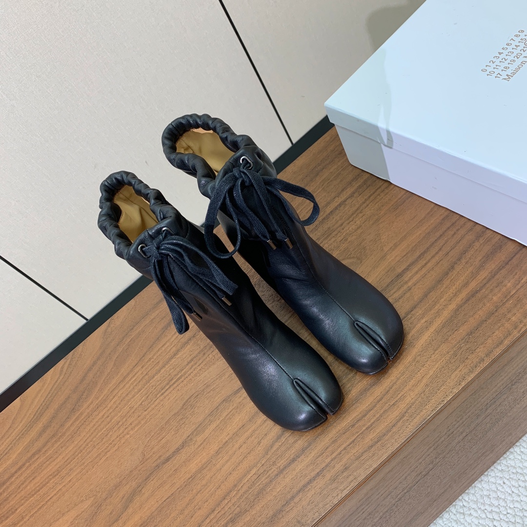 【Maison Margie*a】玛吉拉分趾中跟靴。复古韵味，显瘦百搭。鞋面原版植柔羊皮，羊皮内里及垫脚