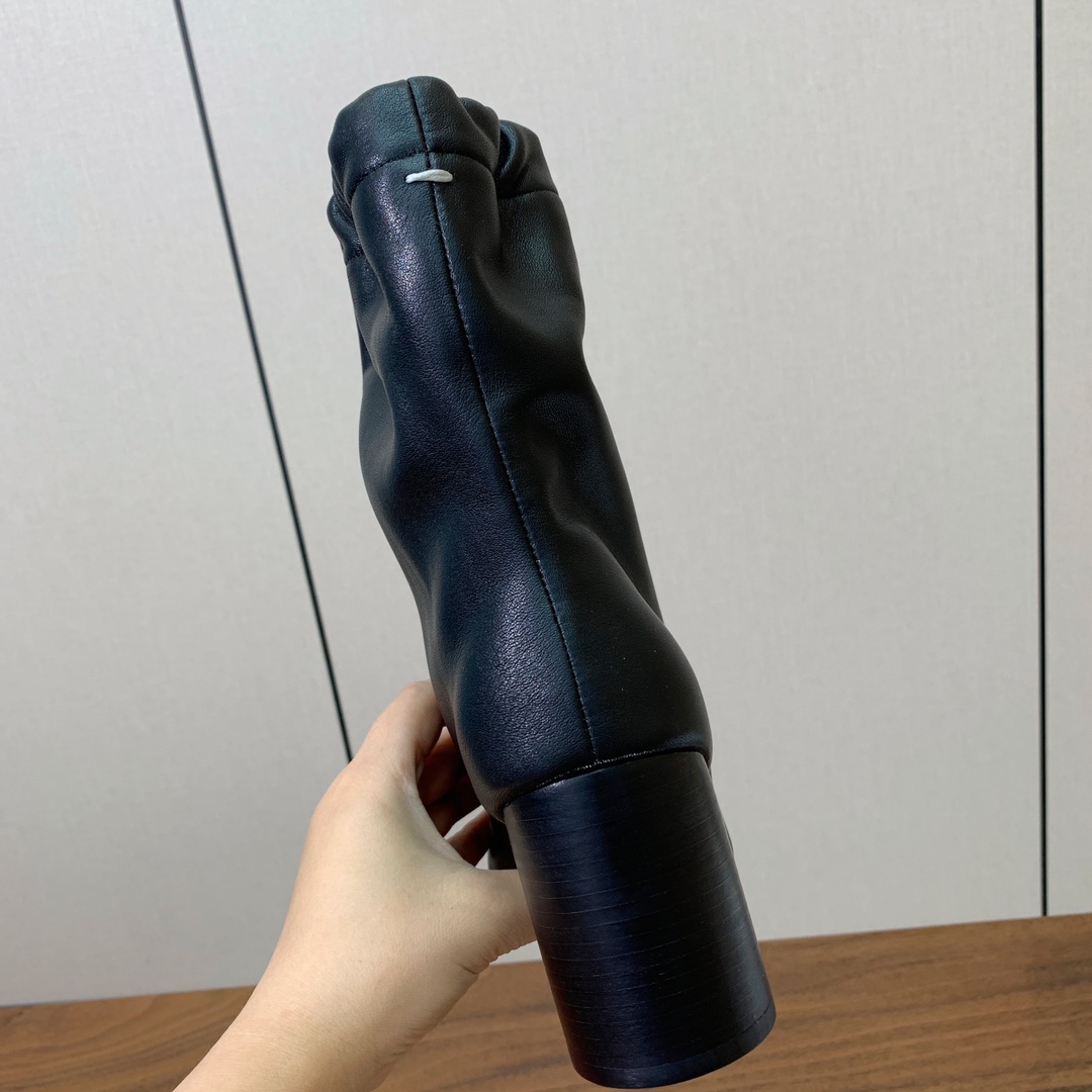 【Maison Margie*a】玛吉拉分趾中跟靴。复古韵味，显瘦百搭。鞋面原版植柔羊皮，羊皮内里及垫脚