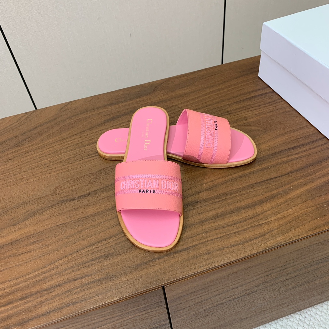 【 D*or】刺绣拖鞋系列。小清新风带点贵气的感觉。无论各种配件材质，都是独家一比一定制。材质：鞋面牛皮