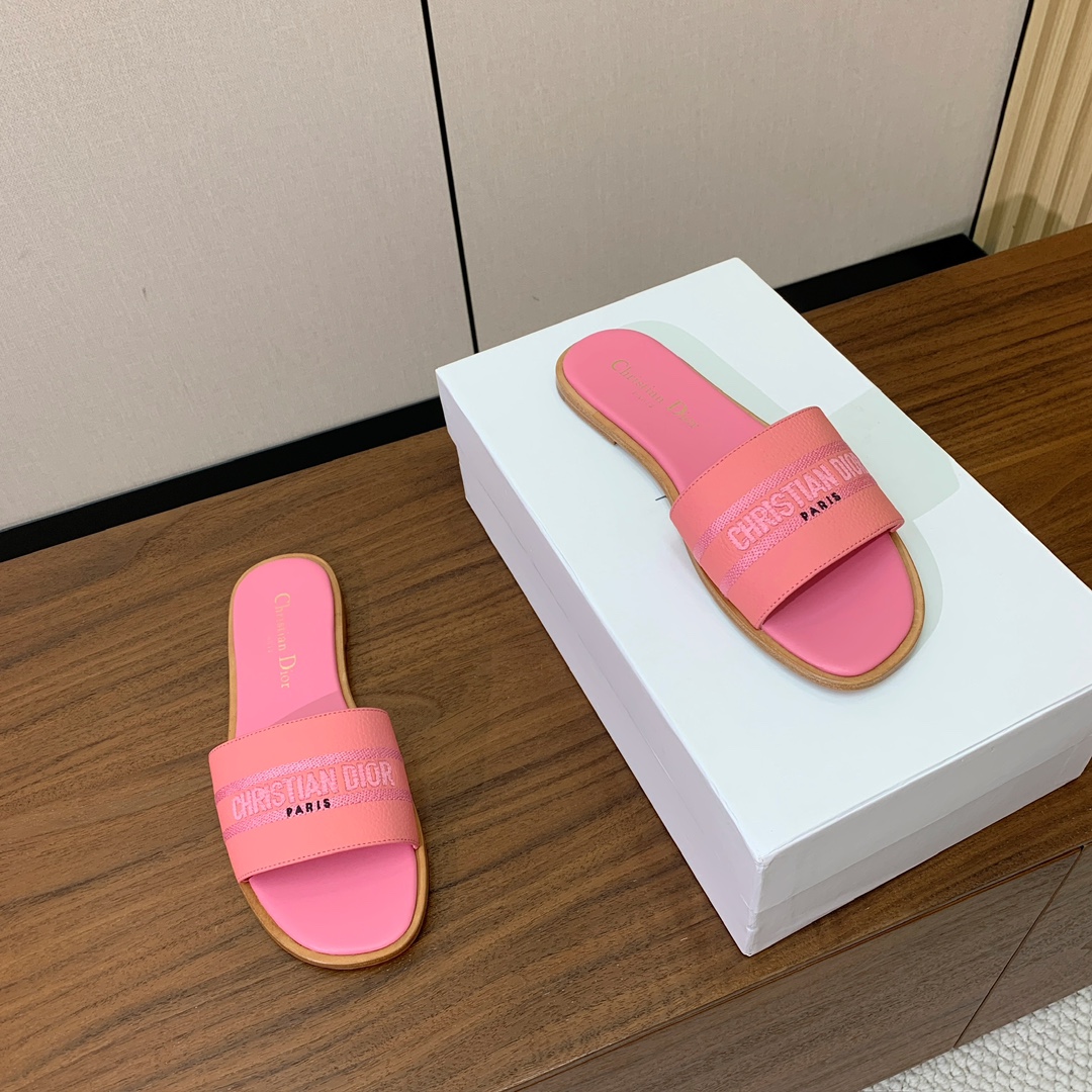 【 D*or】刺绣拖鞋系列。小清新风带点贵气的感觉。无论各种配件材质，都是独家一比一定制。材质：鞋面牛皮