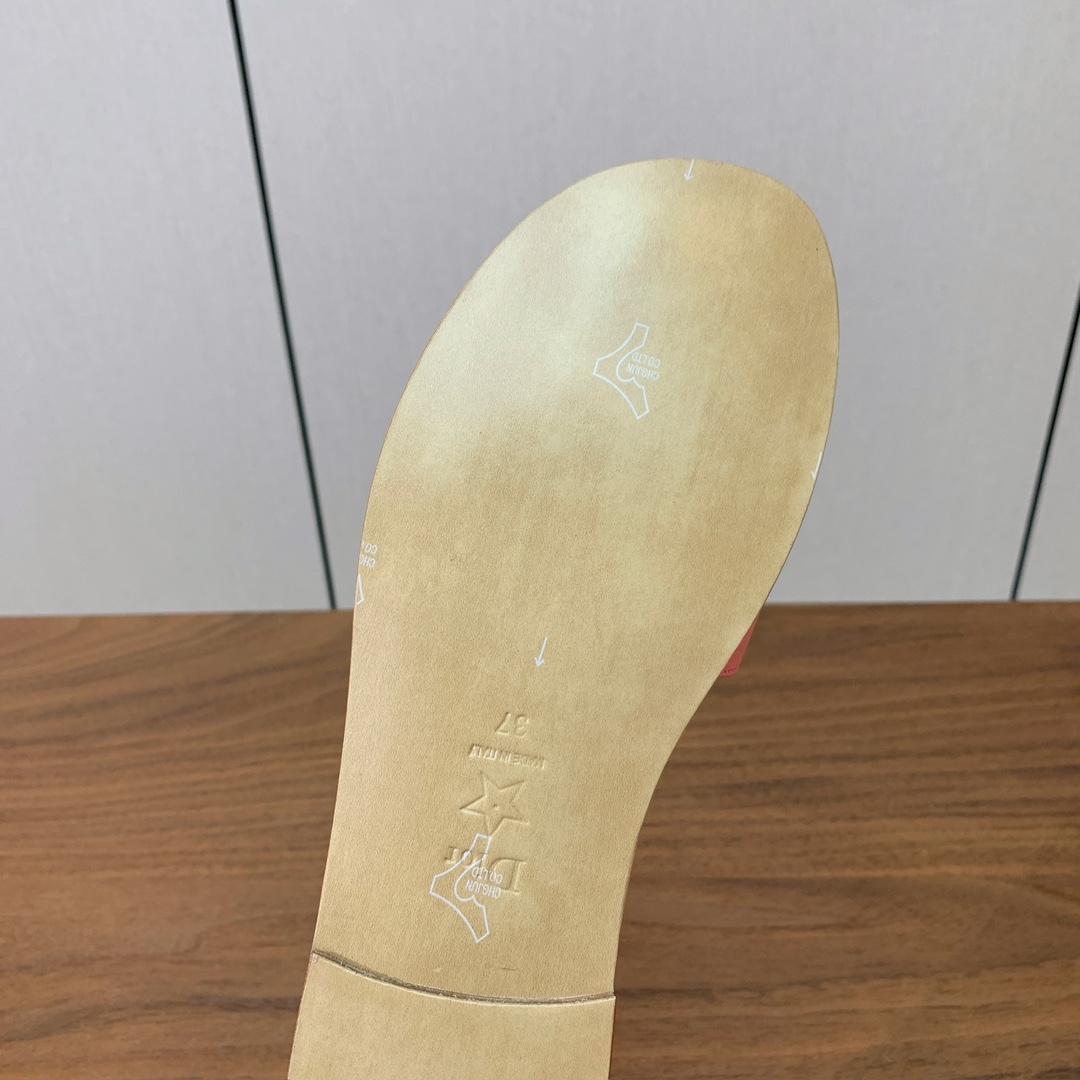 【 D*or】刺绣拖鞋系列。小清新风带点贵气的感觉。无论各种配件材质，都是独家一比一定制。材质：鞋面牛皮