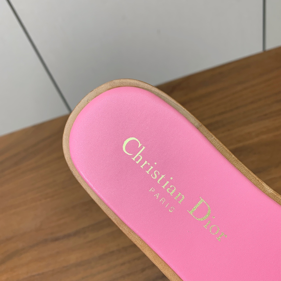 【 D*or】刺绣拖鞋系列。小清新风带点贵气的感觉。无论各种配件材质，都是独家一比一定制。材质：鞋面牛皮