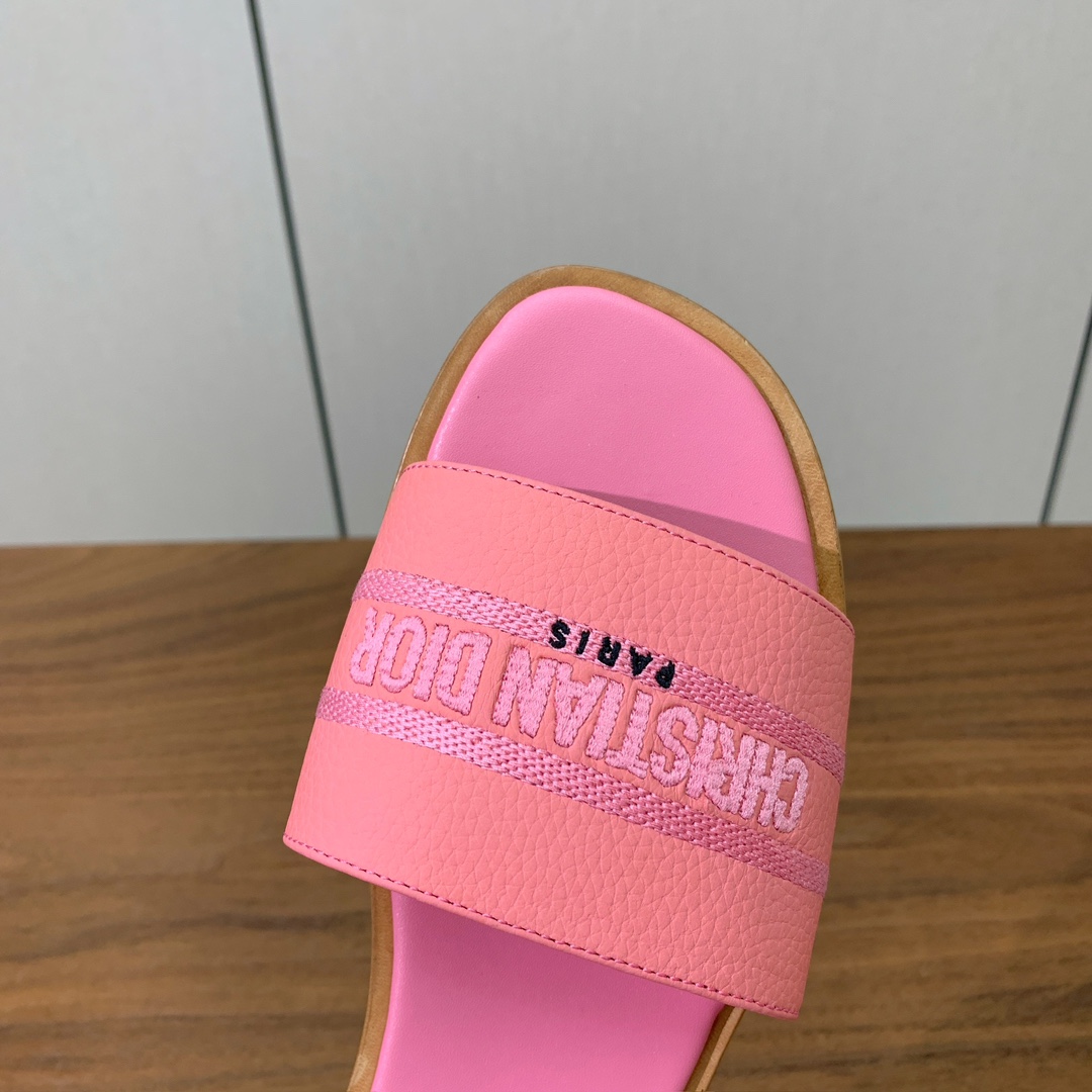 【 D*or】刺绣拖鞋系列。小清新风带点贵气的感觉。无论各种配件材质，都是独家一比一定制。材质：鞋面牛皮