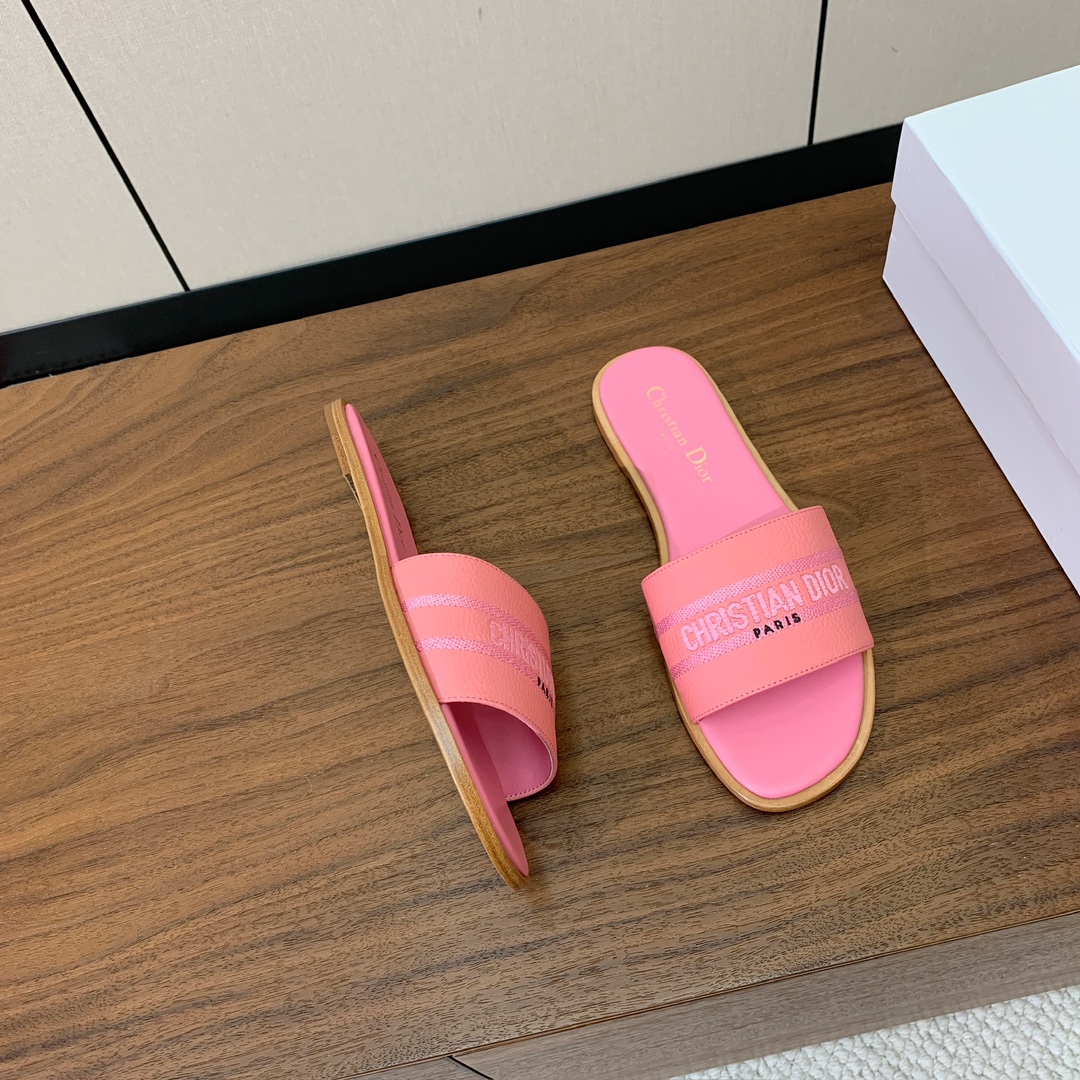 【 D*or】刺绣拖鞋系列。小清新风带点贵气的感觉。无论各种配件材质，都是独家一比一定制。材质：鞋面牛皮