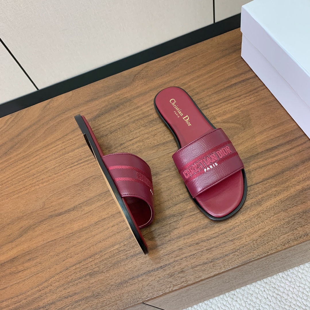 【 D*or】刺绣拖鞋系列。小清新风带点贵气的感觉。无论各种配件材质，都是独家一比一定制。材质：鞋面牛皮