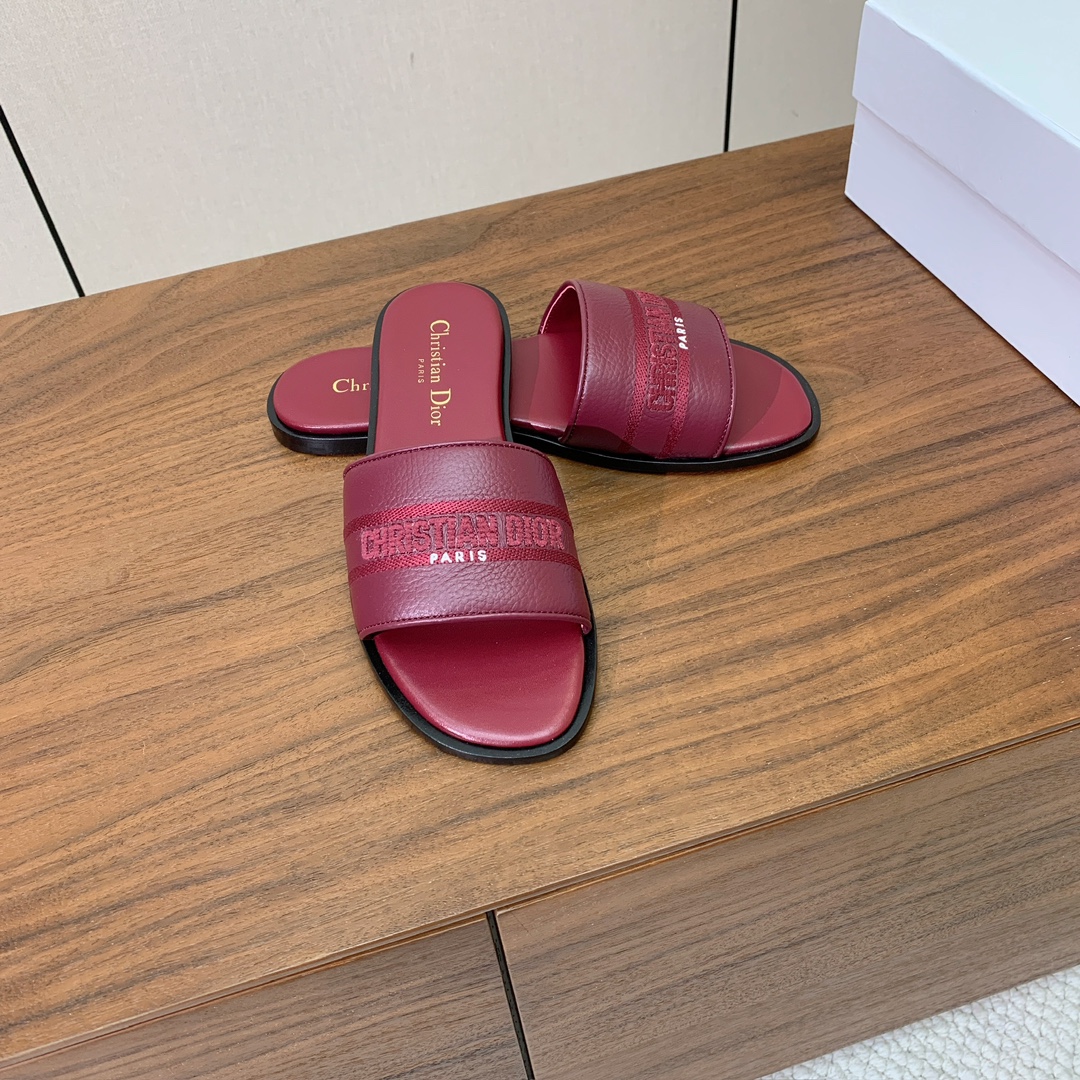 【 D*or】刺绣拖鞋系列。小清新风带点贵气的感觉。无论各种配件材质，都是独家一比一定制。材质：鞋面牛皮