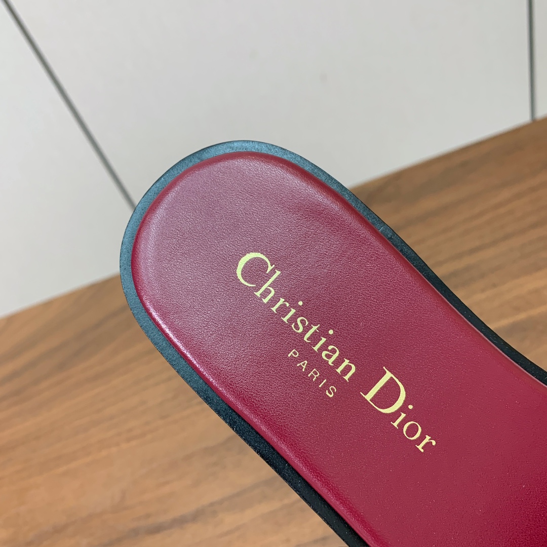 【 D*or】刺绣拖鞋系列。小清新风带点贵气的感觉。无论各种配件材质，都是独家一比一定制。材质：鞋面牛皮