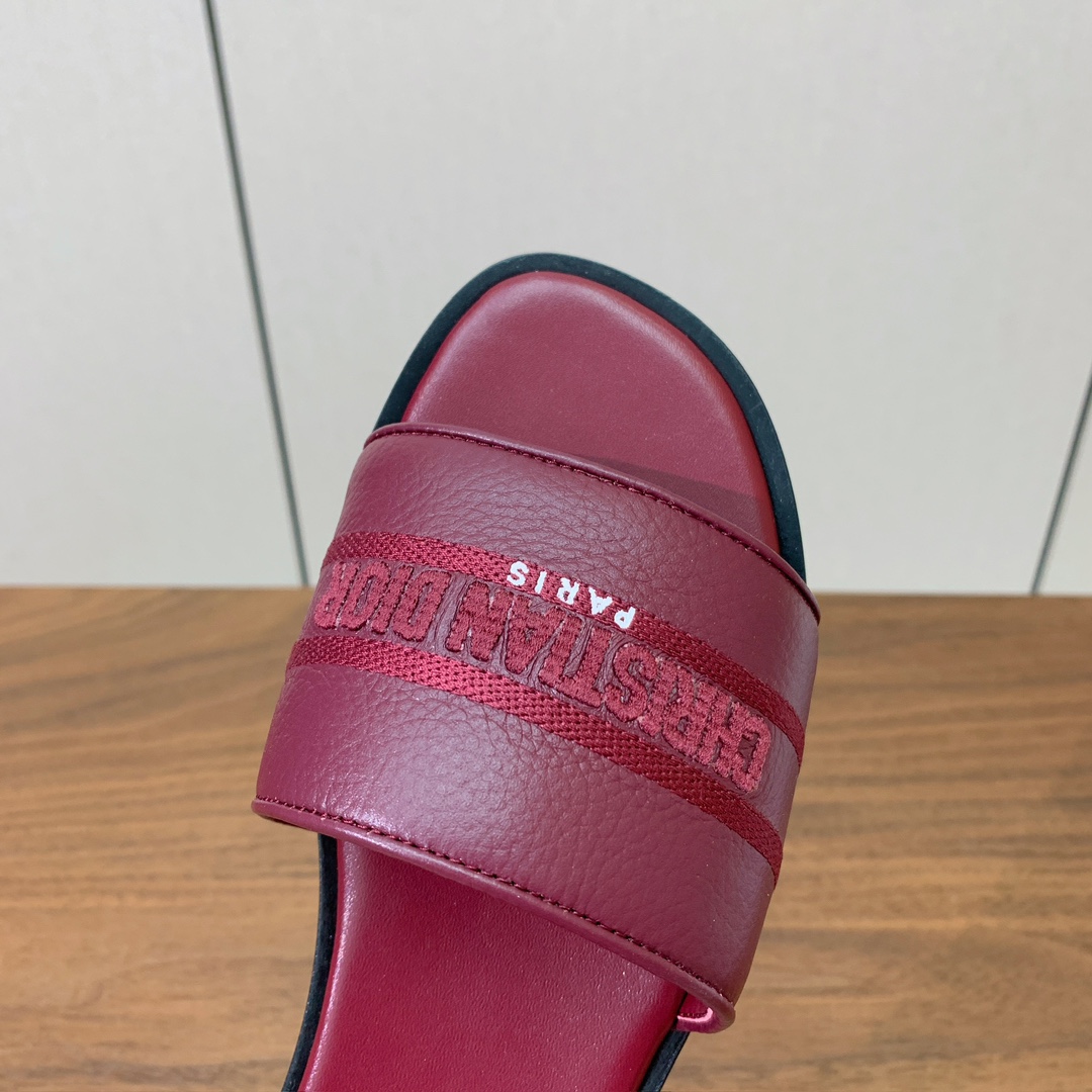 【 D*or】刺绣拖鞋系列。小清新风带点贵气的感觉。无论各种配件材质，都是独家一比一定制。材质：鞋面牛皮