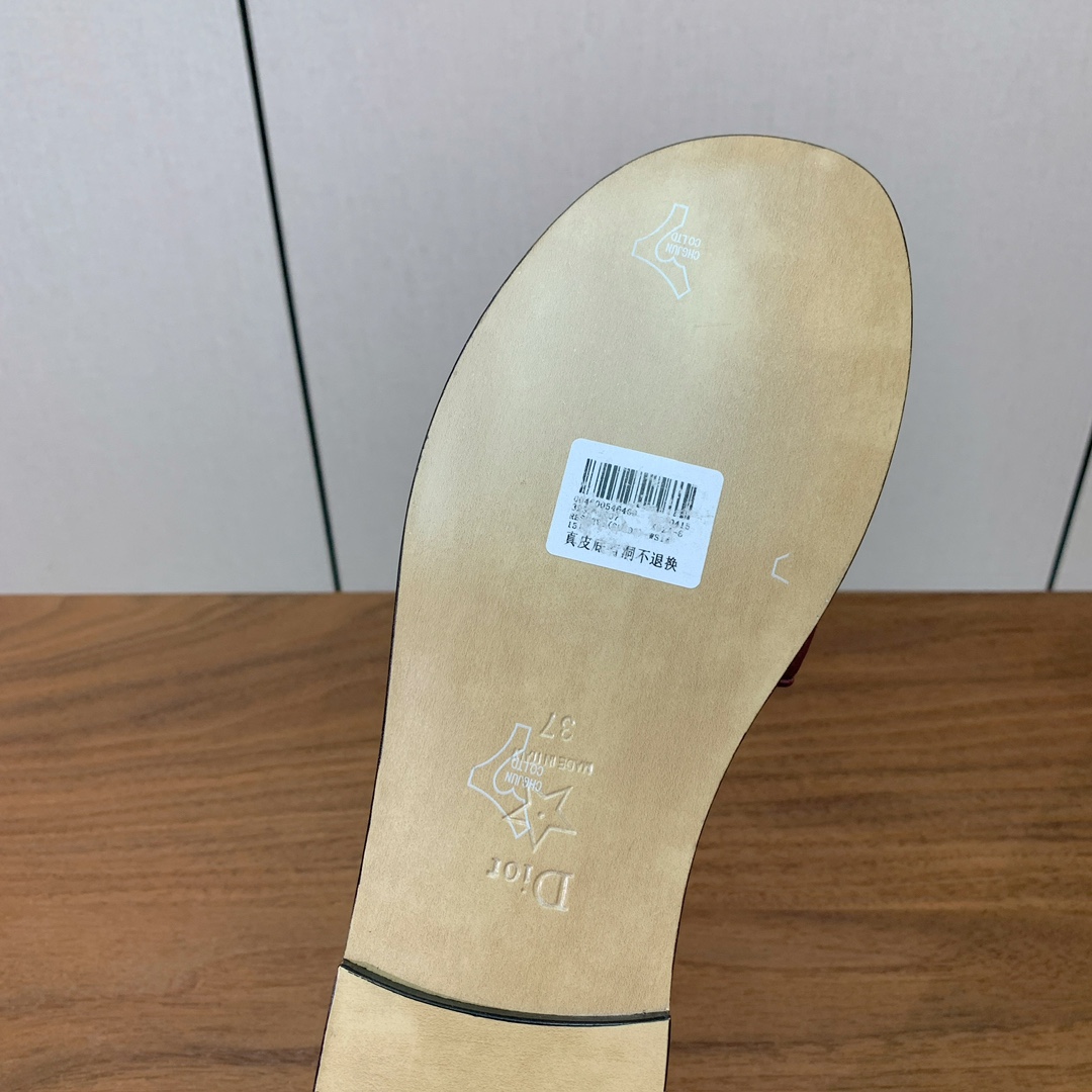 【 D*or】刺绣拖鞋系列。小清新风带点贵气的感觉。无论各种配件材质，都是独家一比一定制。材质：鞋面牛皮