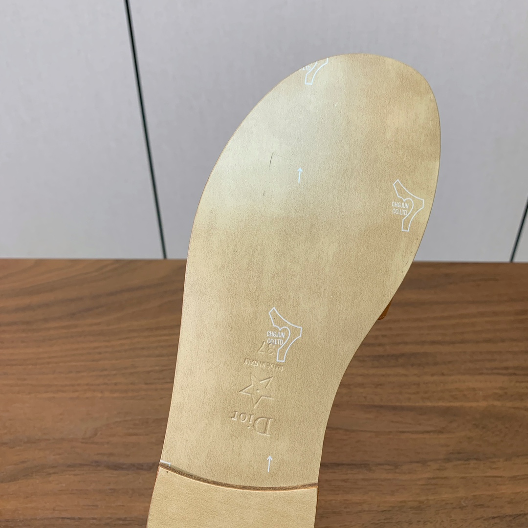 【 D*or】刺绣拖鞋系列。小清新风带点贵气的感觉。无论各种配件材质，都是独家一比一定制。材质：鞋面牛皮