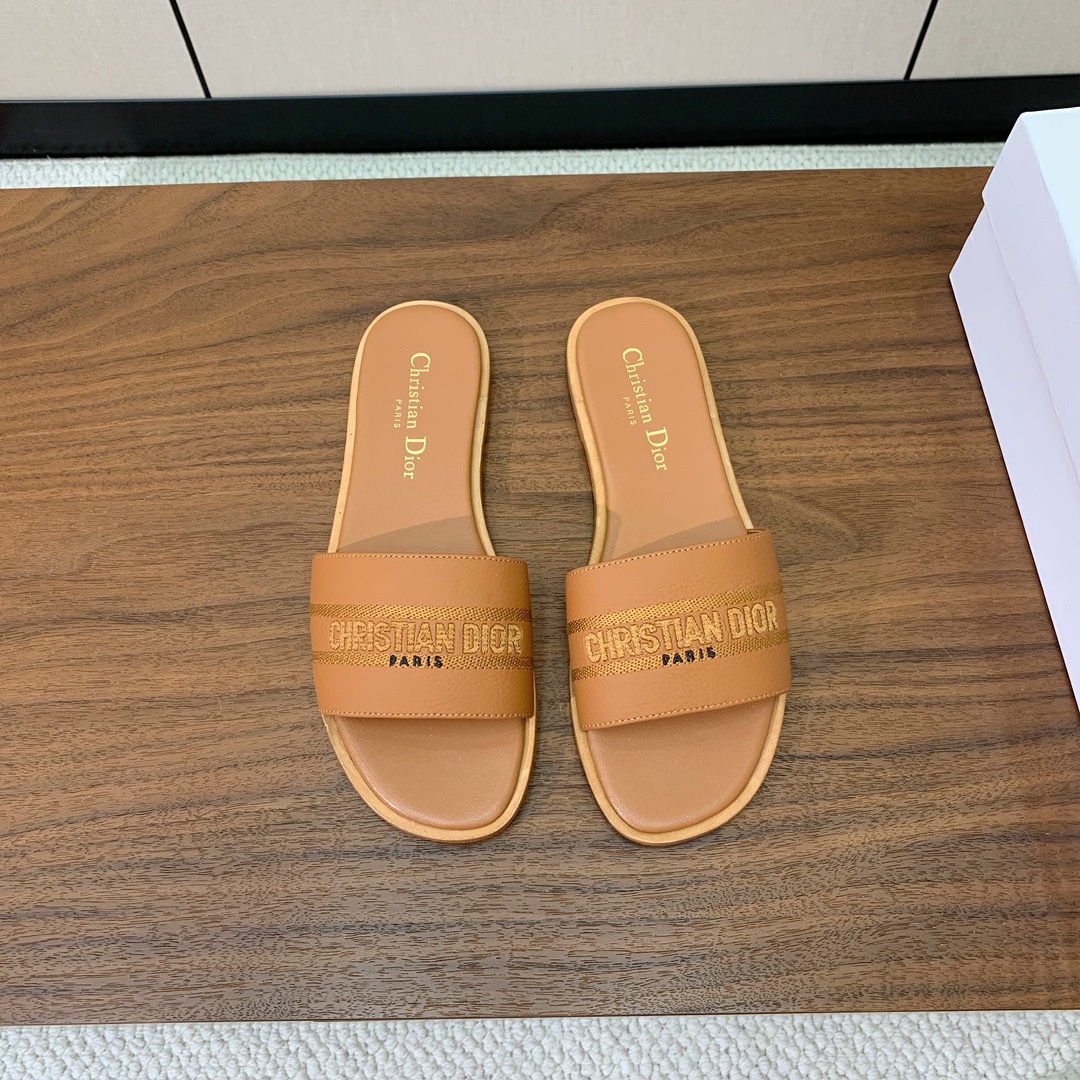 【 D*or】刺绣拖鞋系列。小清新风带点贵气的感觉。无论各种配件材质，都是独家一比一定制。材质：鞋面牛皮