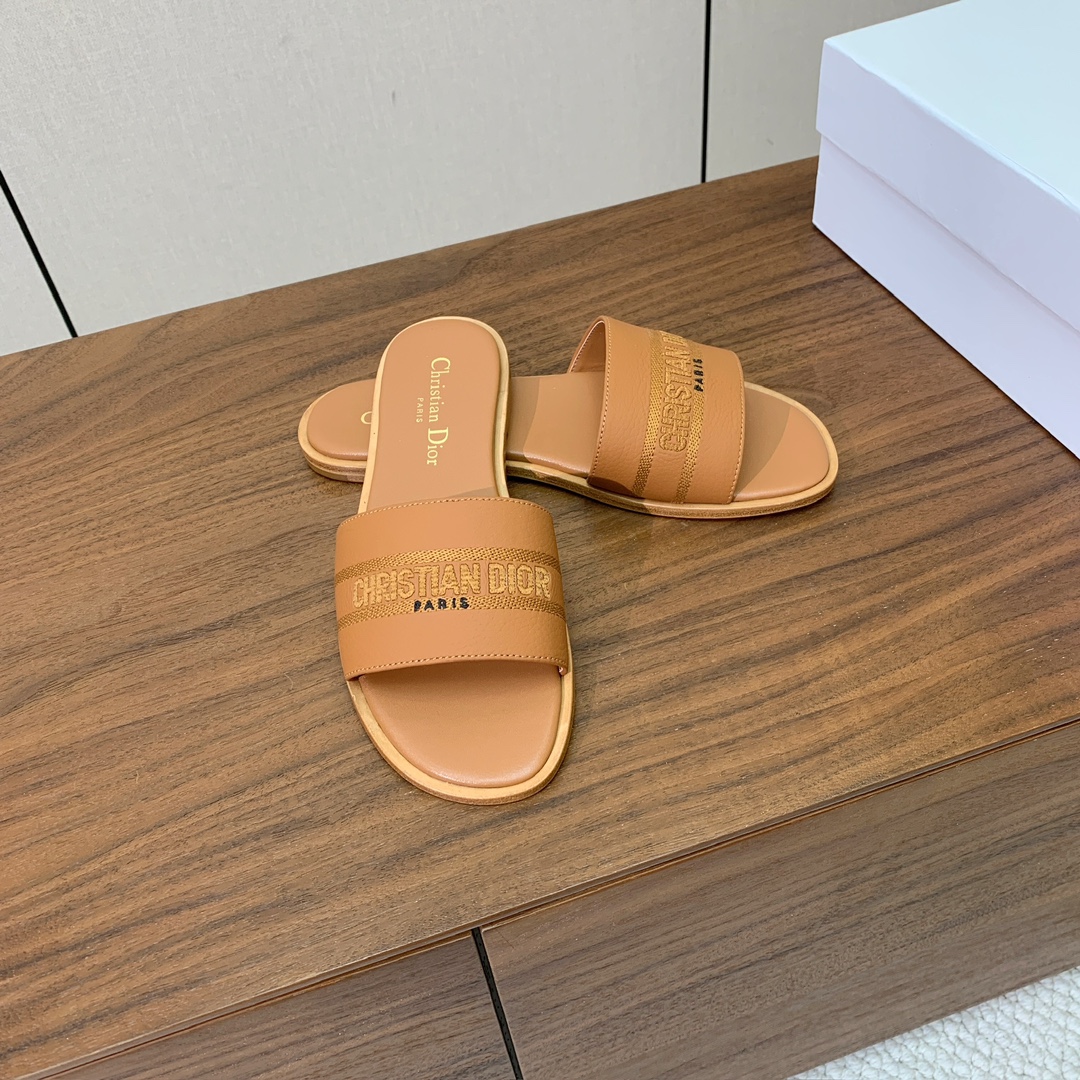 【 D*or】刺绣拖鞋系列。小清新风带点贵气的感觉。无论各种配件材质，都是独家一比一定制。材质：鞋面牛皮