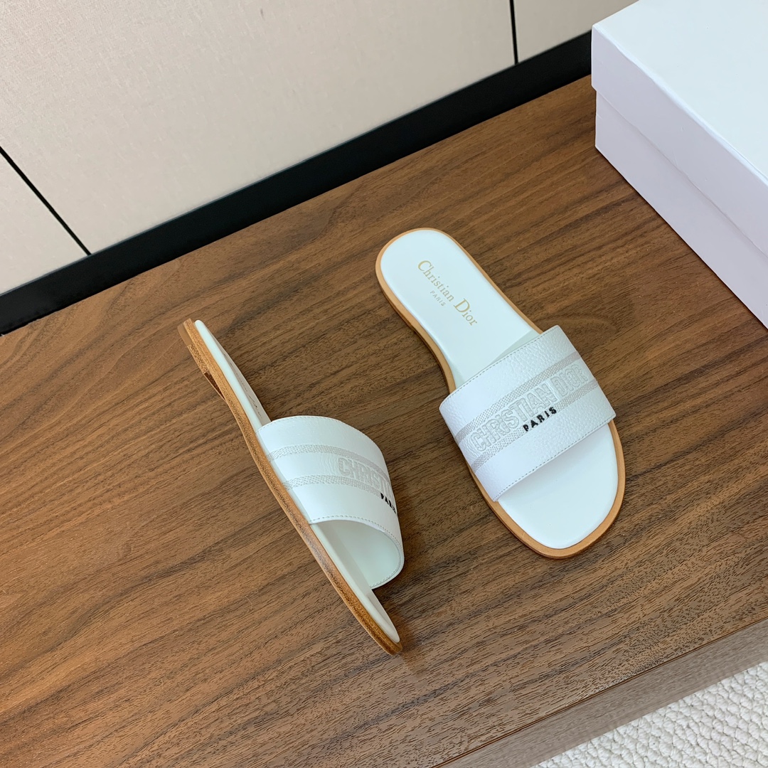 【 D*or】刺绣拖鞋系列。小清新风带点贵气的感觉。无论各种配件材质，都是独家一比一定制。材质：鞋面牛皮