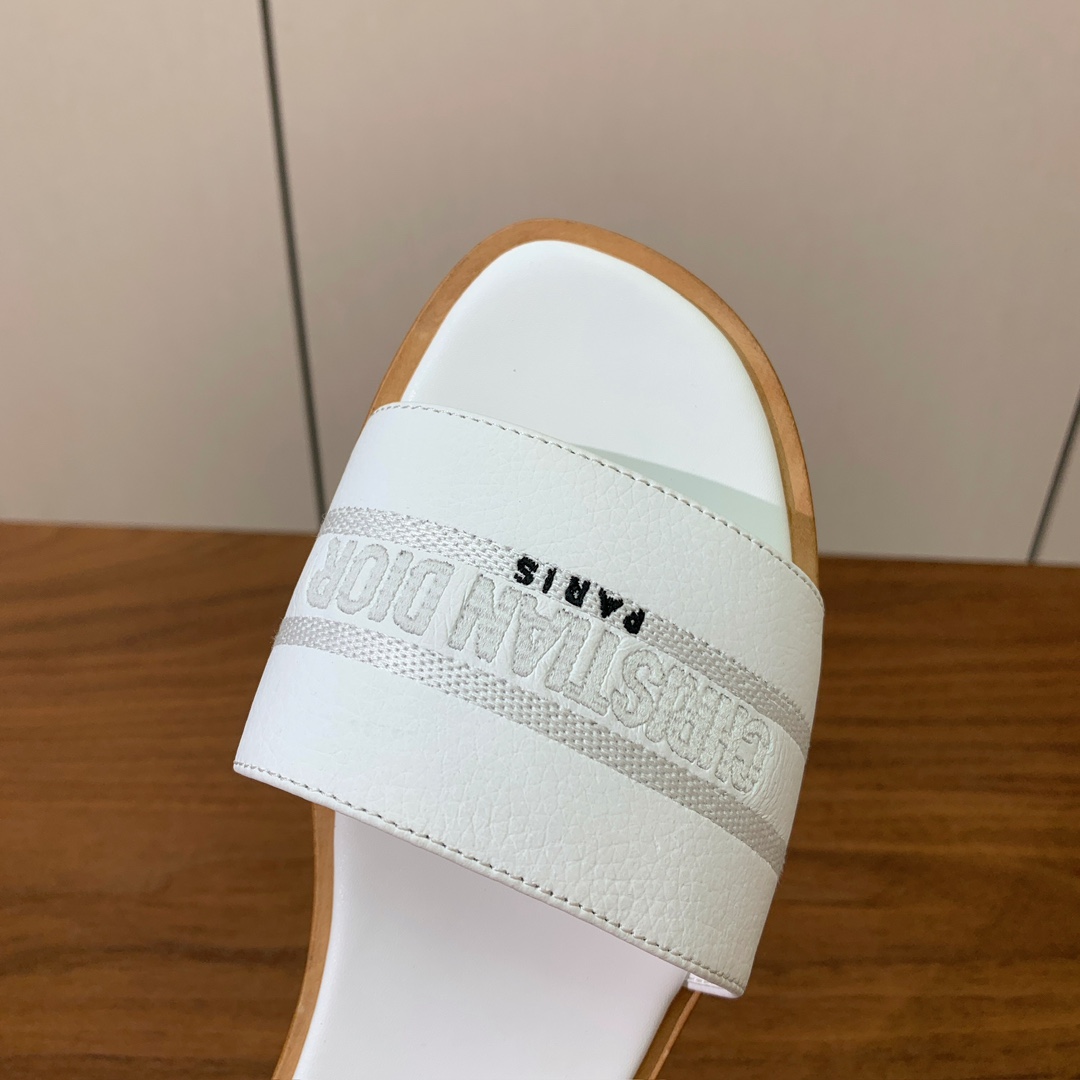 【 D*or】刺绣拖鞋系列。小清新风带点贵气的感觉。无论各种配件材质，都是独家一比一定制。材质：鞋面牛皮