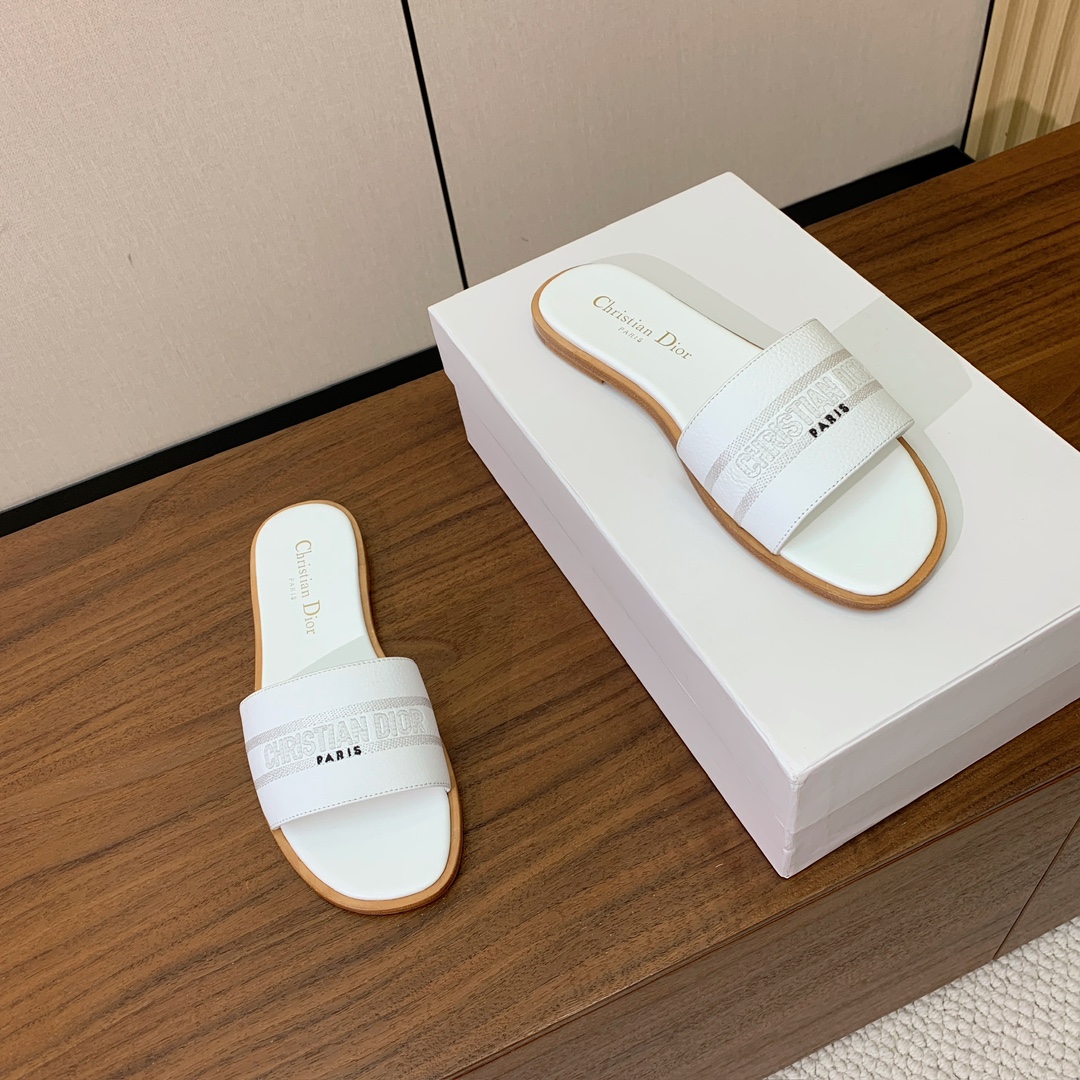 【 D*or】刺绣拖鞋系列。小清新风带点贵气的感觉。无论各种配件材质，都是独家一比一定制。材质：鞋面牛皮