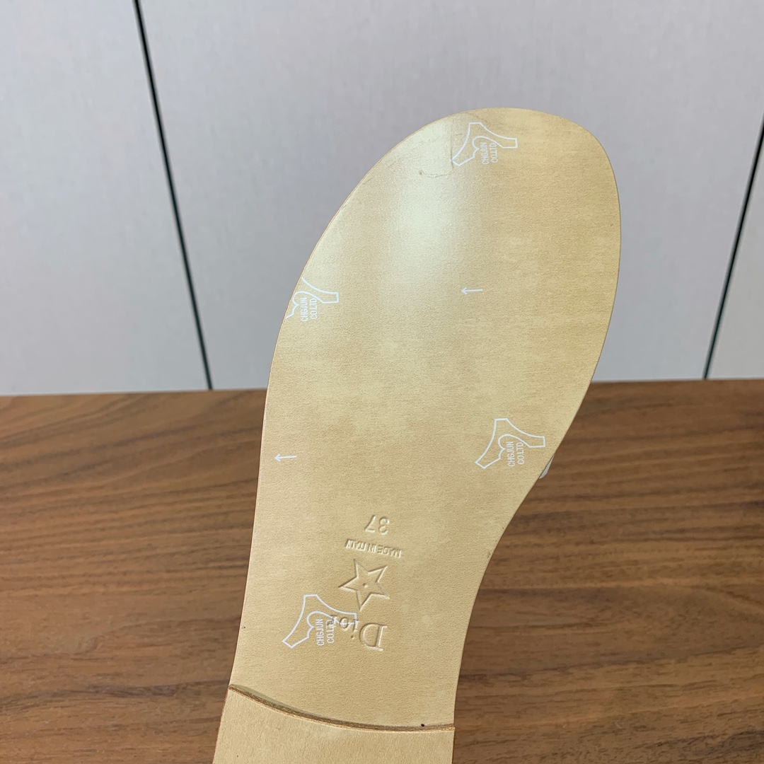 【 D*or】刺绣拖鞋系列。小清新风带点贵气的感觉。无论各种配件材质，都是独家一比一定制。材质：鞋面牛皮