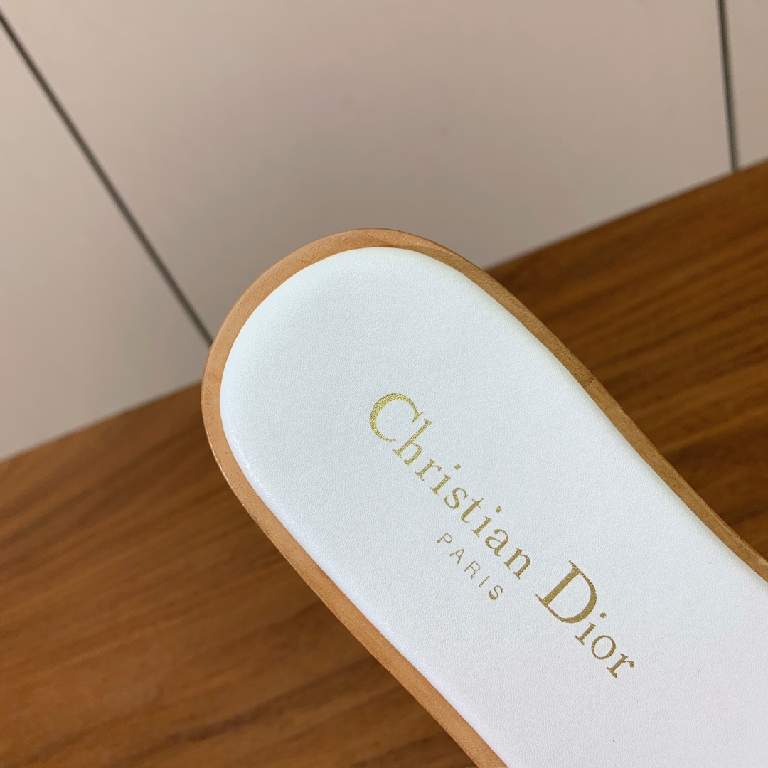 【 D*or】刺绣拖鞋系列。小清新风带点贵气的感觉。无论各种配件材质，都是独家一比一定制。材质：鞋面牛皮