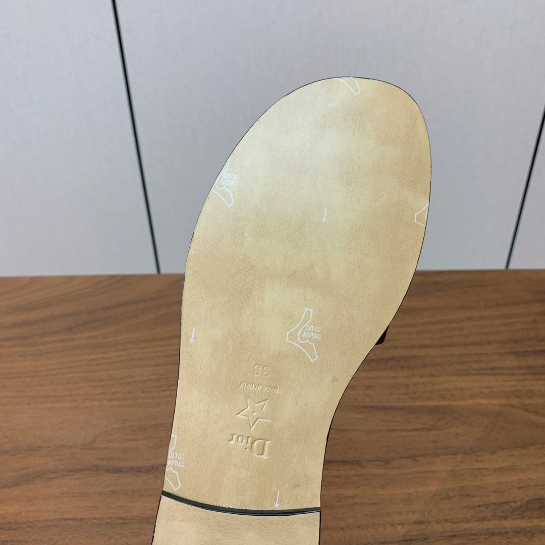 【 D*or】刺绣拖鞋系列。小清新风带点贵气的感觉。无论各种配件材质，都是独家一比一定制。材质：鞋面牛皮