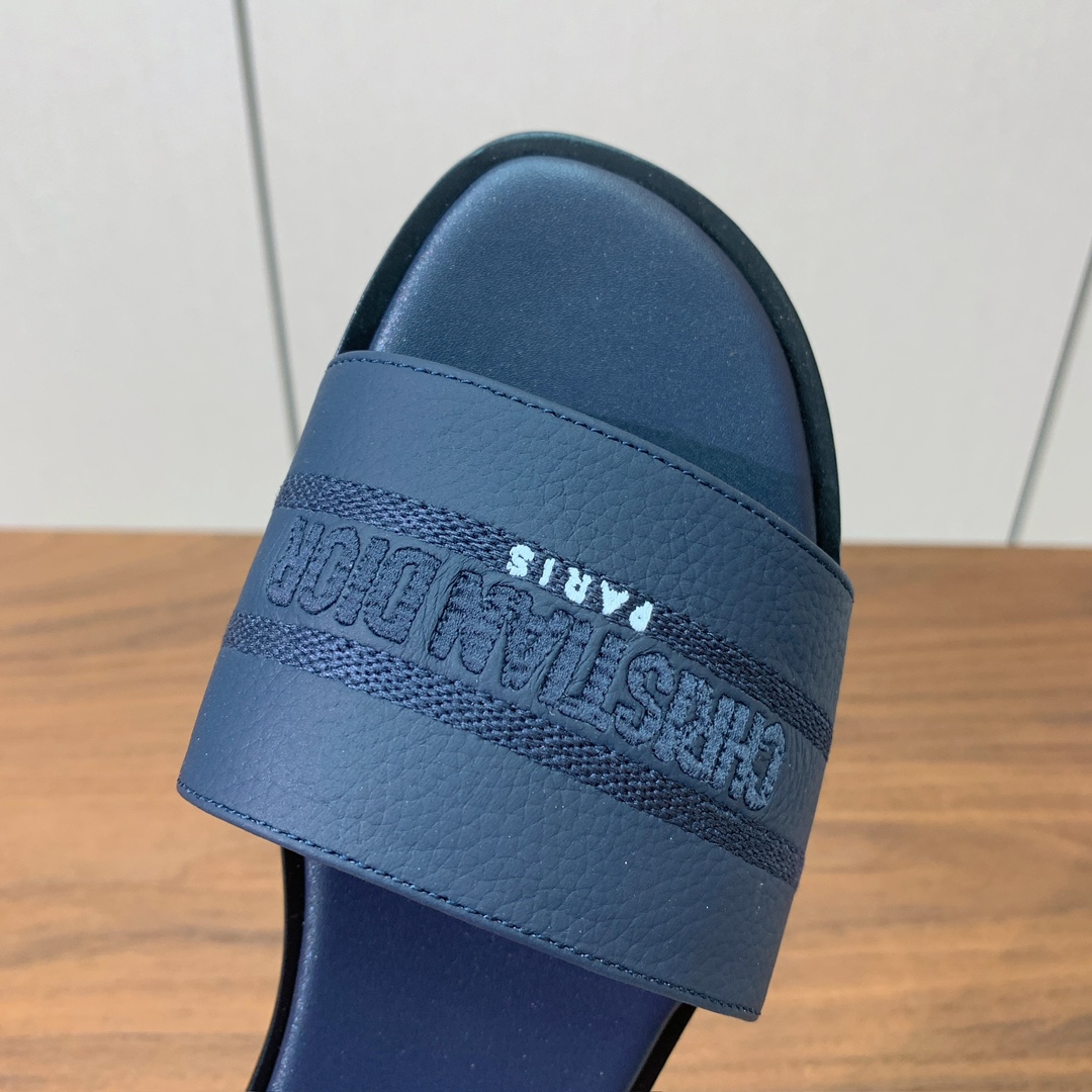 【 D*or】刺绣拖鞋系列。小清新风带点贵气的感觉。无论各种配件材质，都是独家一比一定制。材质：鞋面牛皮