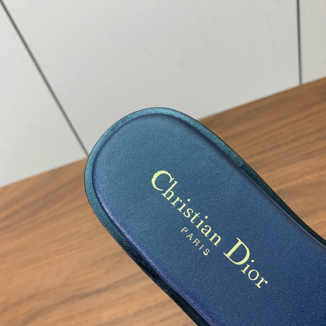 【 D*or】刺绣拖鞋系列。小清新风带点贵气的感觉。无论各种配件材质，都是独家一比一定制。材质：鞋面牛皮