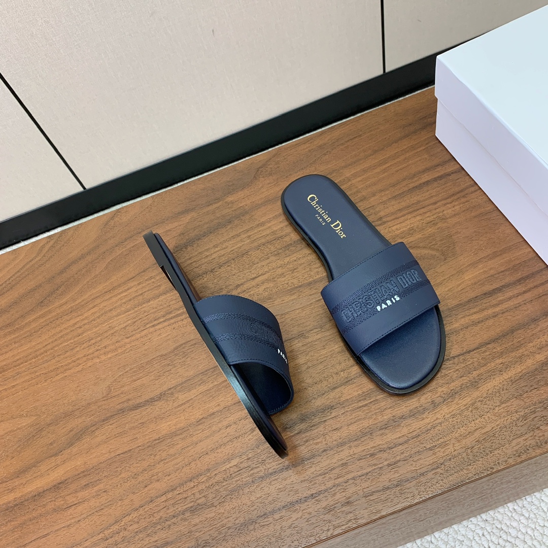 【 D*or】刺绣拖鞋系列。小清新风带点贵气的感觉。无论各种配件材质，都是独家一比一定制。材质：鞋面牛皮