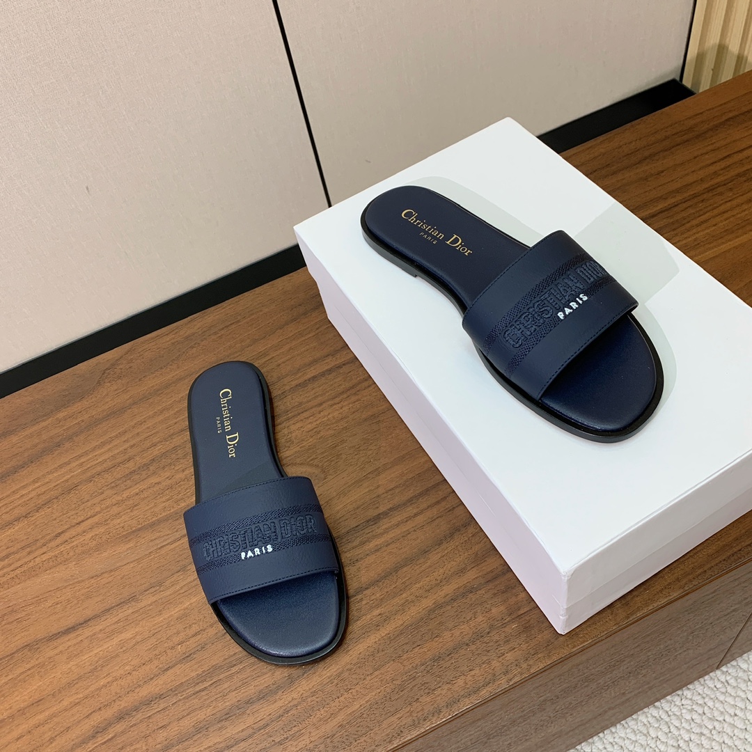 【 D*or】刺绣拖鞋系列。小清新风带点贵气的感觉。无论各种配件材质，都是独家一比一定制。材质：鞋面牛皮