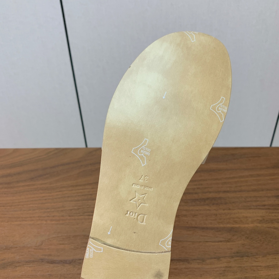 【 D*or】刺绣拖鞋系列。小清新风带点贵气的感觉。无论各种配件材质，都是独家一比一定制。材质：鞋面牛皮