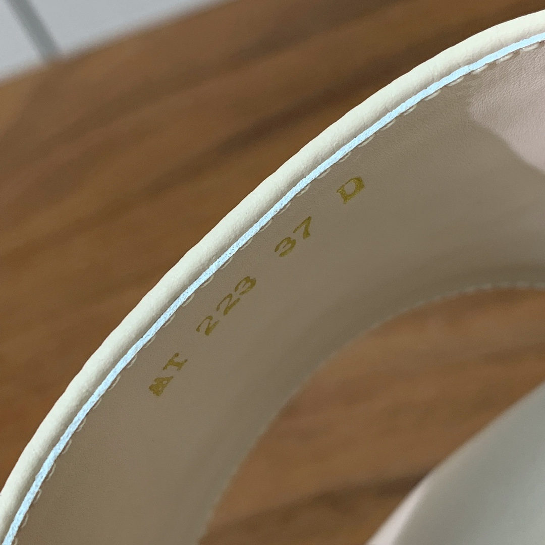 【 D*or】刺绣拖鞋系列。小清新风带点贵气的感觉。无论各种配件材质，都是独家一比一定制。材质：鞋面牛皮