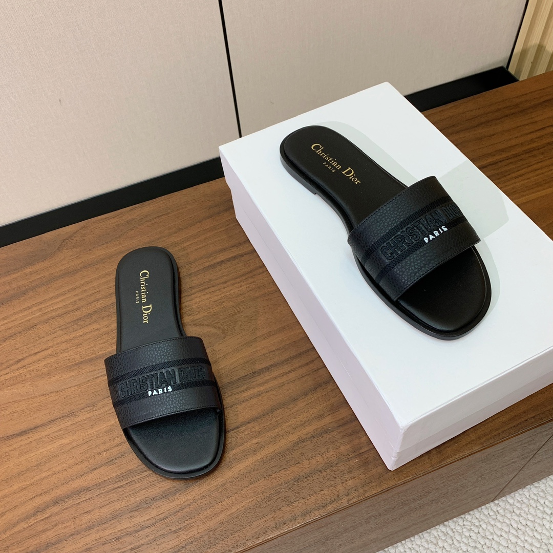 【 D*or】刺绣拖鞋系列。小清新风带点贵气的感觉。无论各种配件材质，都是独家一比一定制。材质：鞋面牛皮