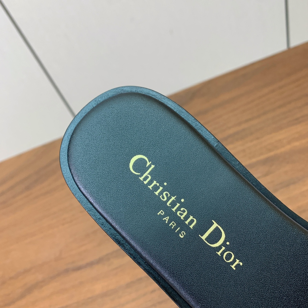 【 D*or】刺绣拖鞋系列。小清新风带点贵气的感觉。无论各种配件材质，都是独家一比一定制。材质：鞋面牛皮