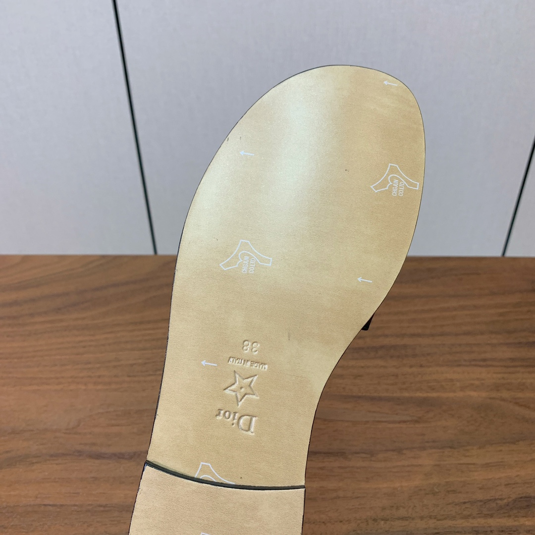 【 D*or】刺绣拖鞋系列。小清新风带点贵气的感觉。无论各种配件材质，都是独家一比一定制。材质：鞋面牛皮