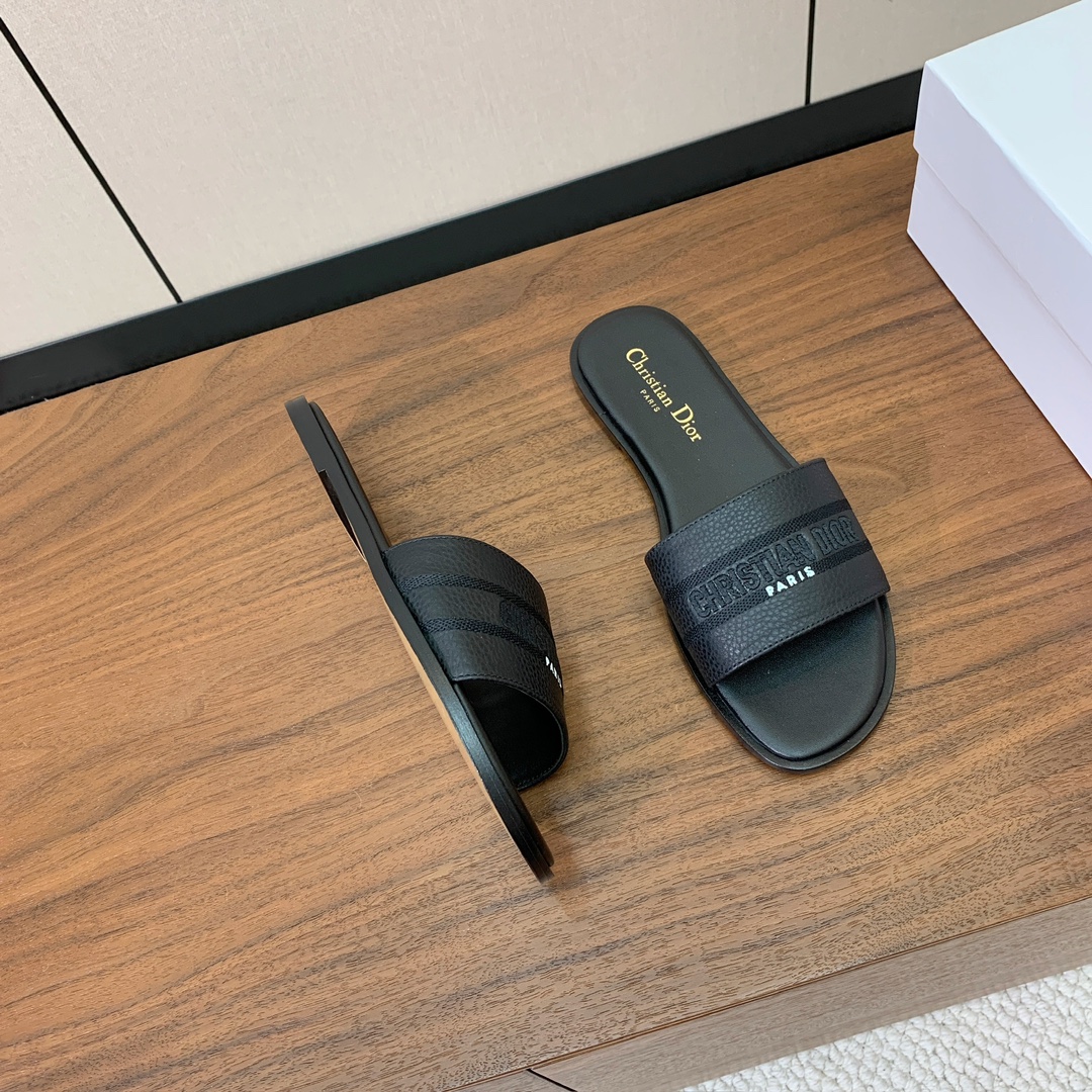 【 D*or】刺绣拖鞋系列。小清新风带点贵气的感觉。无论各种配件材质，都是独家一比一定制。材质：鞋面牛皮