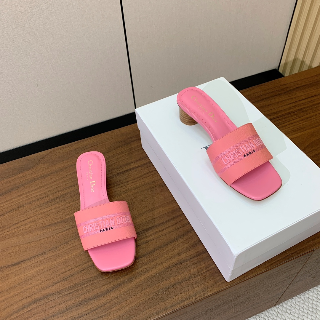 【 D*or】刺绣拖鞋系列。小清新风带点贵气的感觉。无论各种配件材质，都是独家一比一定制。材质：鞋面牛皮