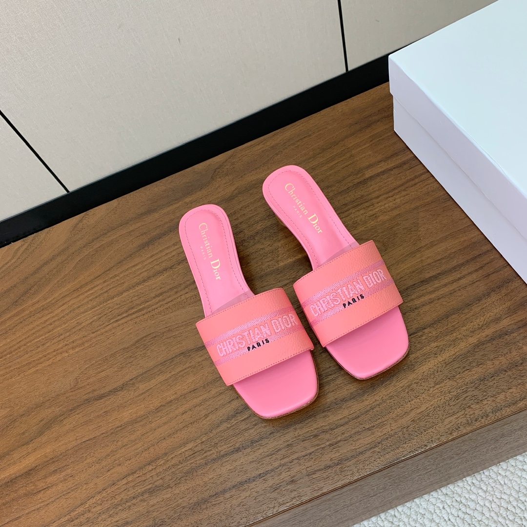 【 D*or】刺绣拖鞋系列。小清新风带点贵气的感觉。无论各种配件材质，都是独家一比一定制。材质：鞋面牛皮