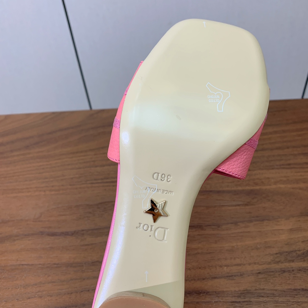 【 D*or】刺绣拖鞋系列。小清新风带点贵气的感觉。无论各种配件材质，都是独家一比一定制。材质：鞋面牛皮