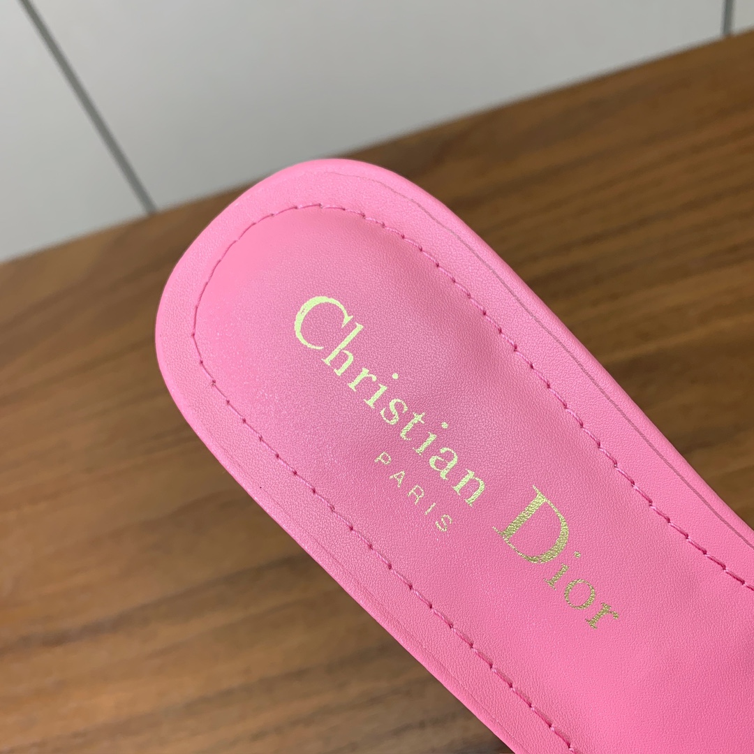 【 D*or】刺绣拖鞋系列。小清新风带点贵气的感觉。无论各种配件材质，都是独家一比一定制。材质：鞋面牛皮