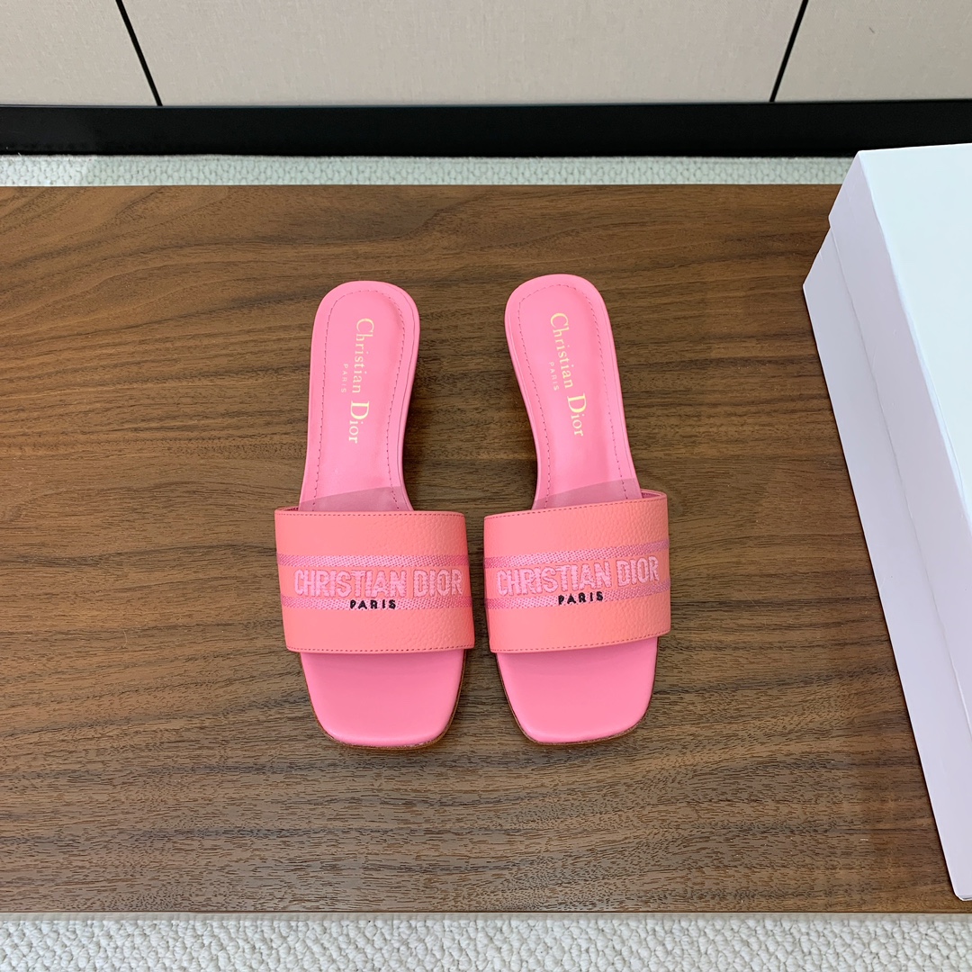 【 D*or】刺绣拖鞋系列。小清新风带点贵气的感觉。无论各种配件材质，都是独家一比一定制。材质：鞋面牛皮