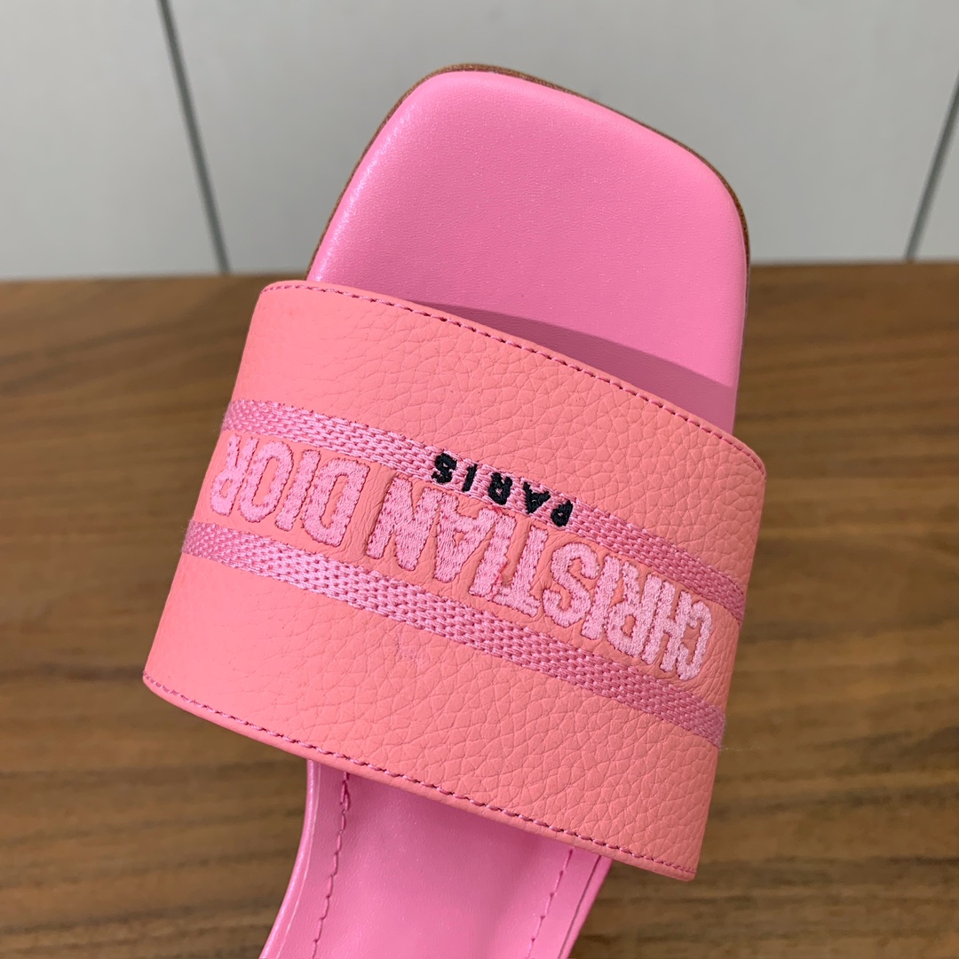 【 D*or】刺绣拖鞋系列。小清新风带点贵气的感觉。无论各种配件材质，都是独家一比一定制。材质：鞋面牛皮