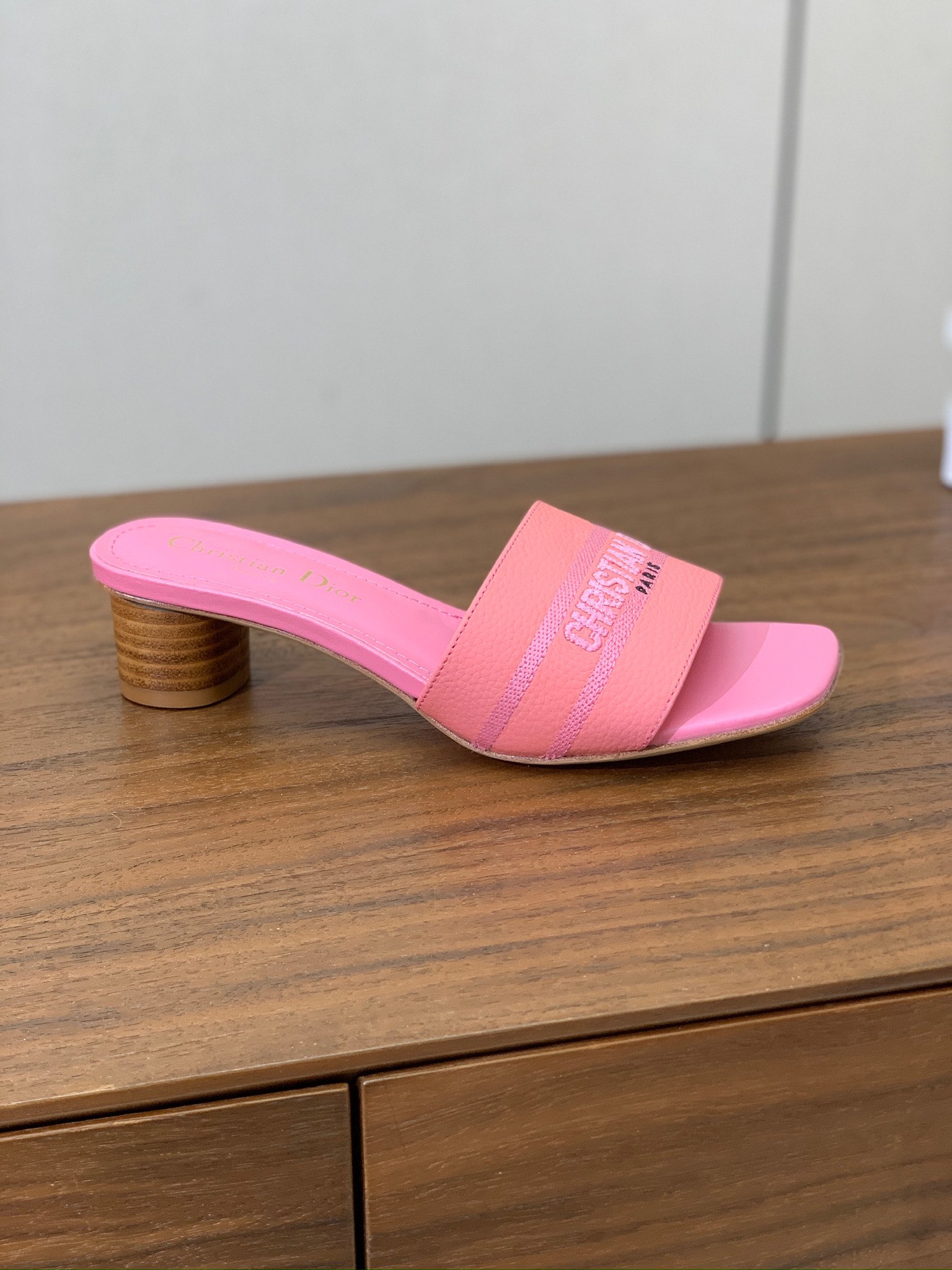 【 D*or】刺绣拖鞋系列。小清新风带点贵气的感觉。无论各种配件材质，都是独家一比一定制。材质：鞋面牛皮