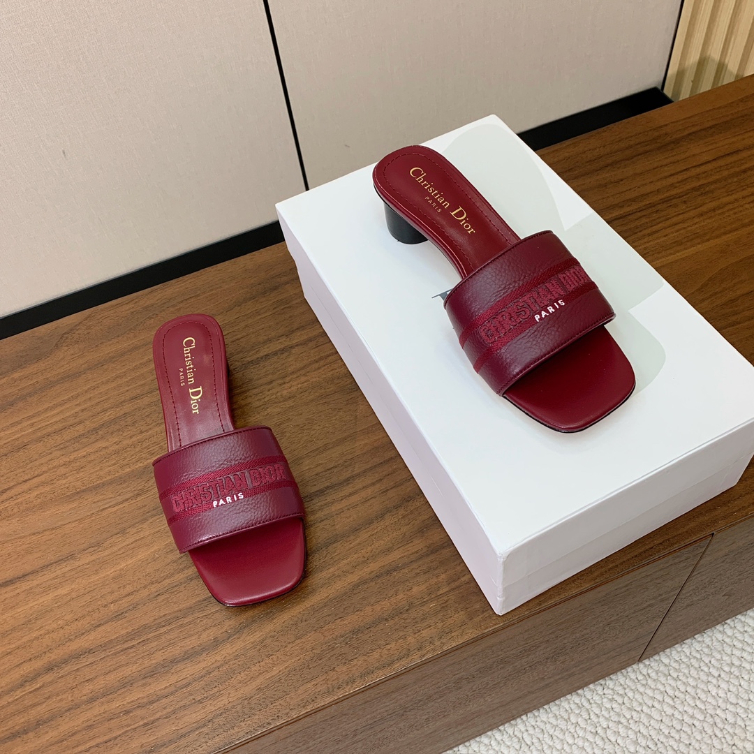 【 D*or】刺绣拖鞋系列。小清新风带点贵气的感觉。无论各种配件材质，都是独家一比一定制。材质：鞋面牛皮