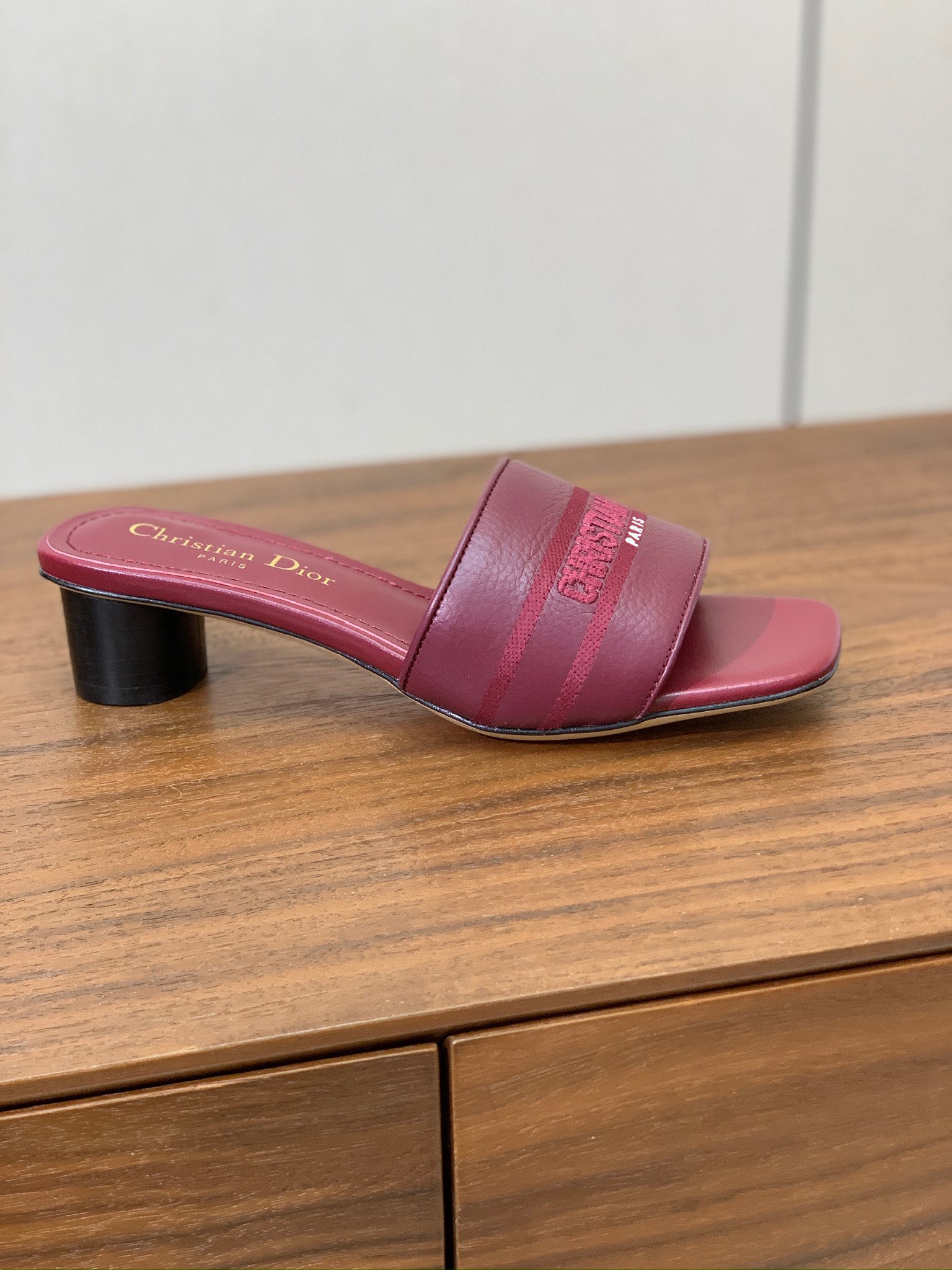 【 D*or】刺绣拖鞋系列。小清新风带点贵气的感觉。无论各种配件材质，都是独家一比一定制。材质：鞋面牛皮