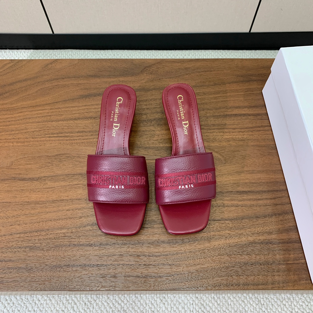 【 D*or】刺绣拖鞋系列。小清新风带点贵气的感觉。无论各种配件材质，都是独家一比一定制。材质：鞋面牛皮