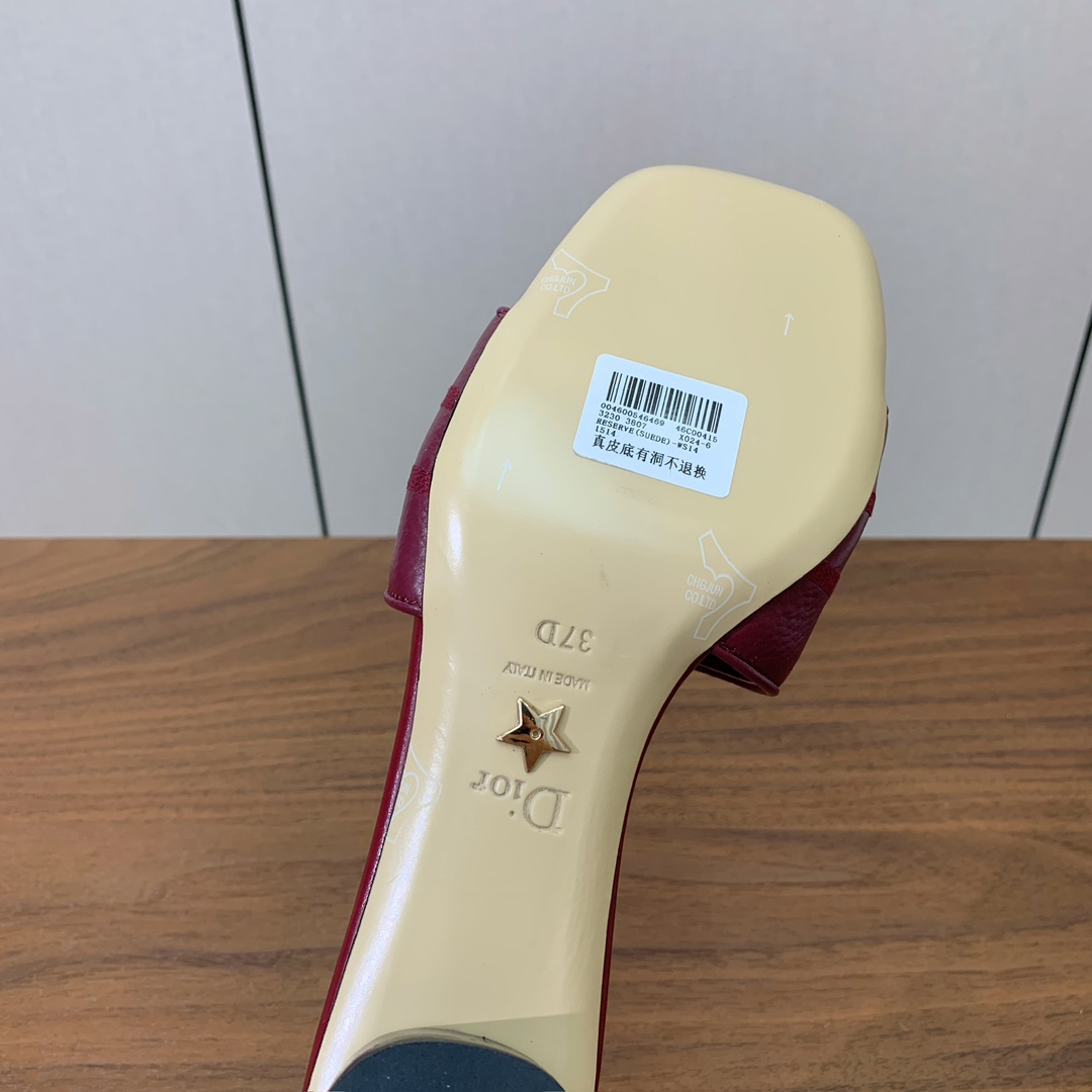 【 D*or】刺绣拖鞋系列。小清新风带点贵气的感觉。无论各种配件材质，都是独家一比一定制。材质：鞋面牛皮