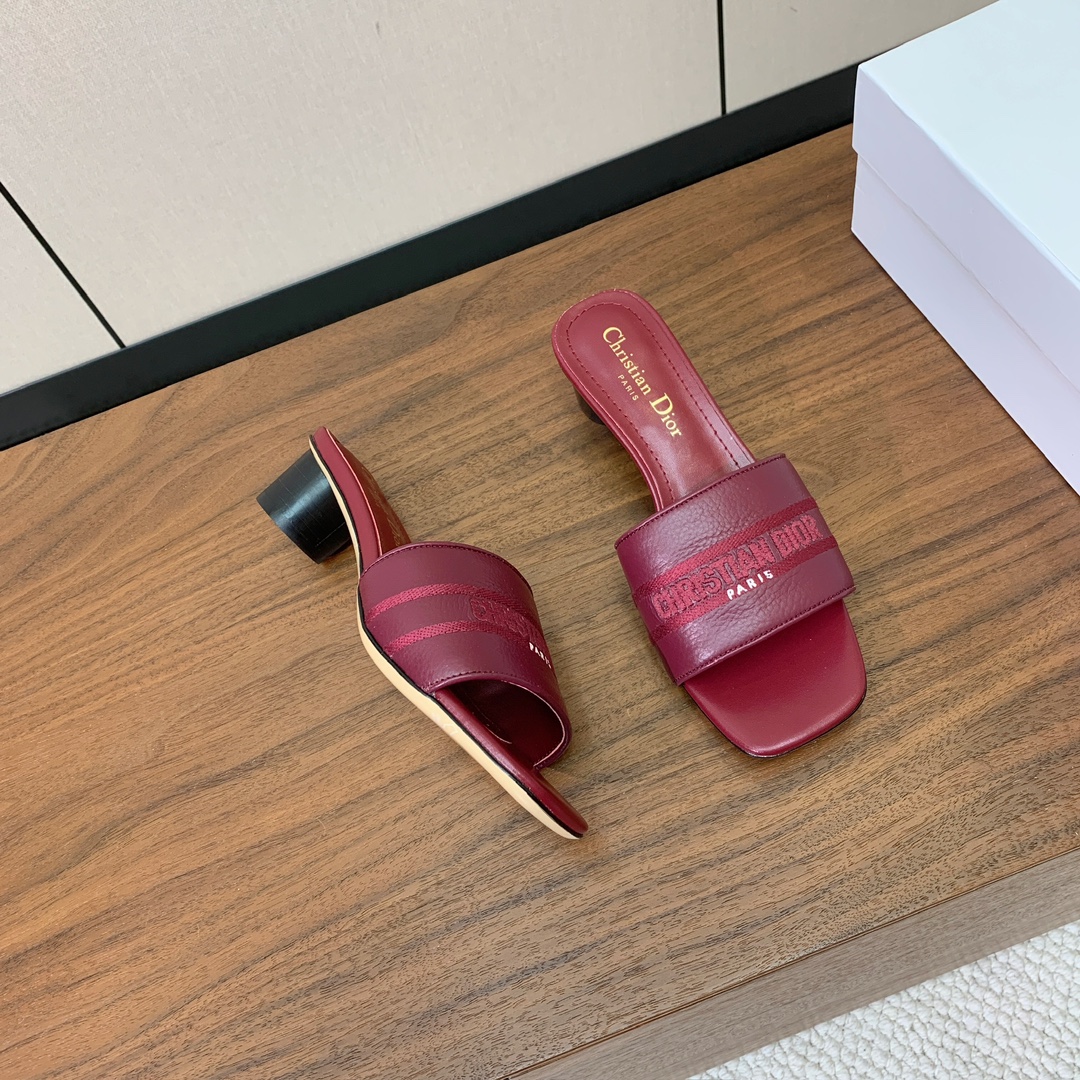 【 D*or】刺绣拖鞋系列。小清新风带点贵气的感觉。无论各种配件材质，都是独家一比一定制。材质：鞋面牛皮