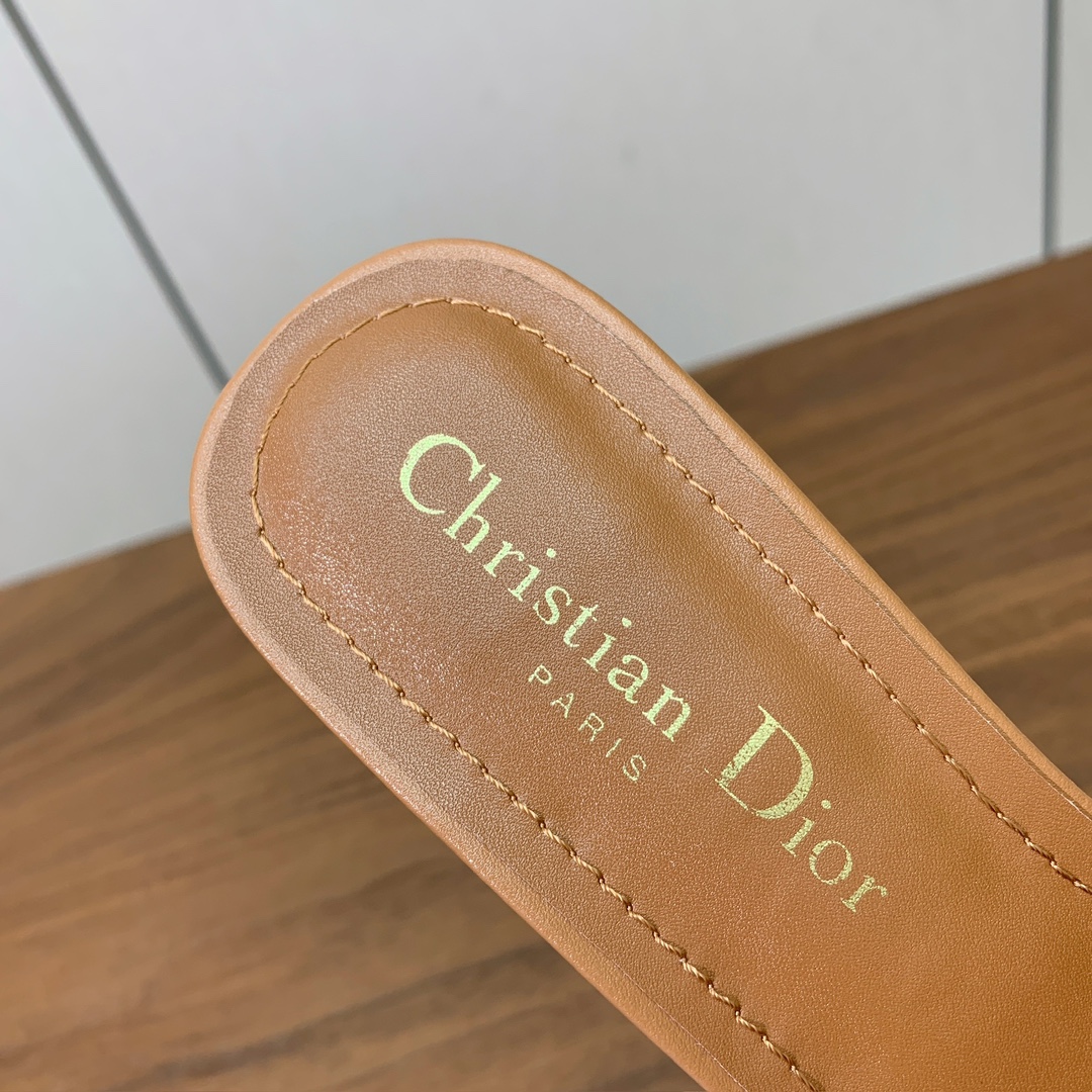 【 D*or】刺绣拖鞋系列。小清新风带点贵气的感觉。无论各种配件材质，都是独家一比一定制。材质：鞋面牛皮