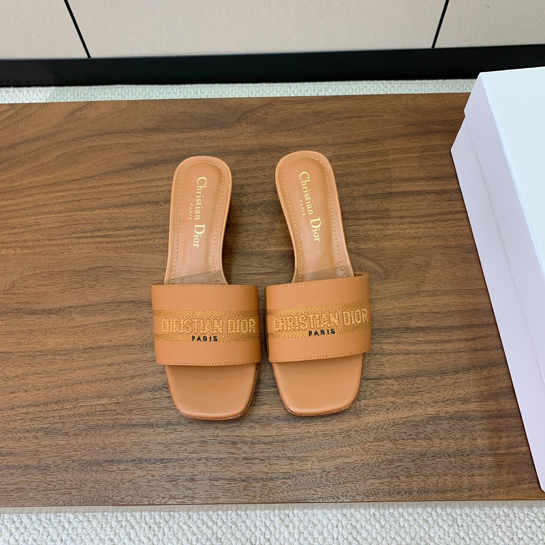 【 D*or】刺绣拖鞋系列。小清新风带点贵气的感觉。无论各种配件材质，都是独家一比一定制。材质：鞋面牛皮