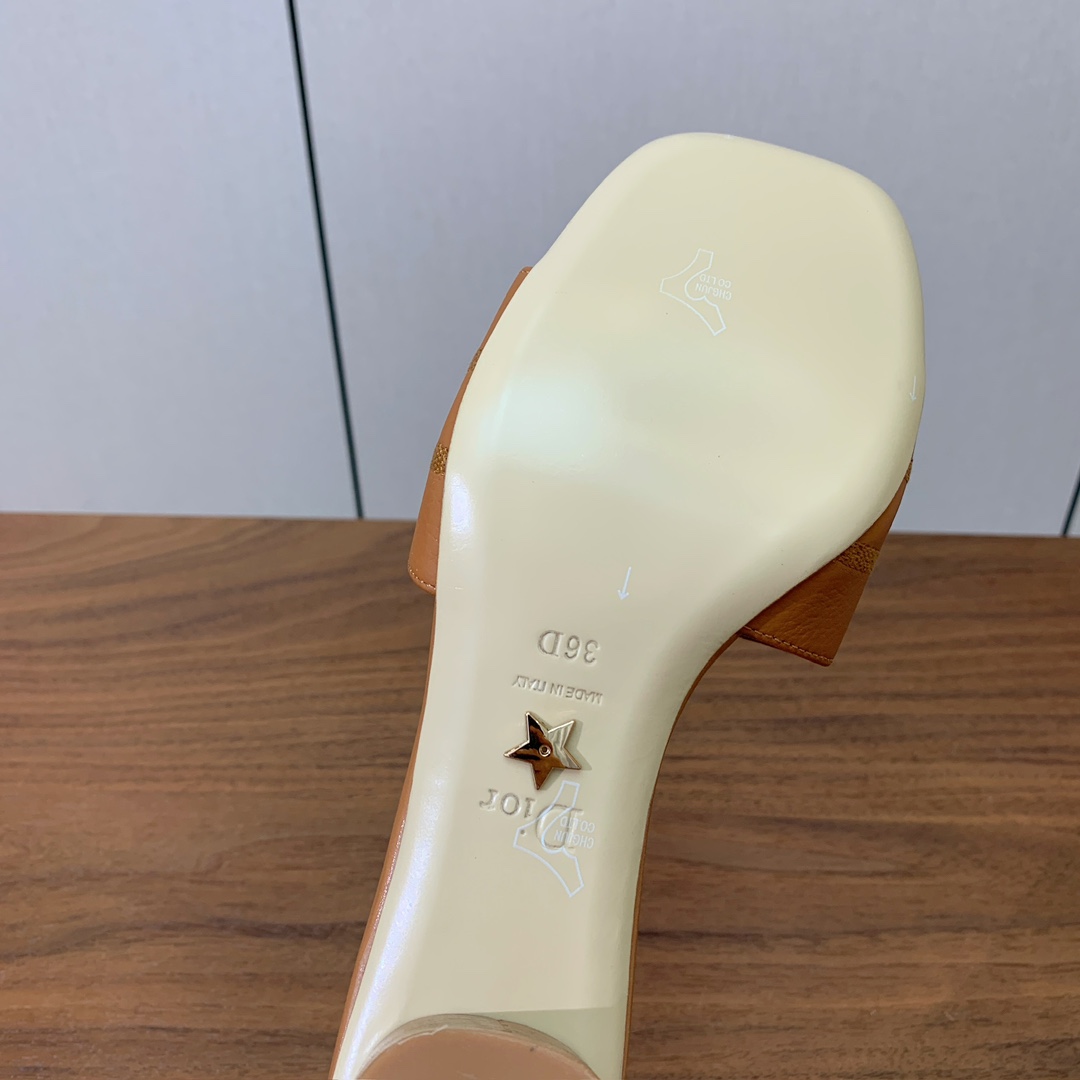 【 D*or】刺绣拖鞋系列。小清新风带点贵气的感觉。无论各种配件材质，都是独家一比一定制。材质：鞋面牛皮