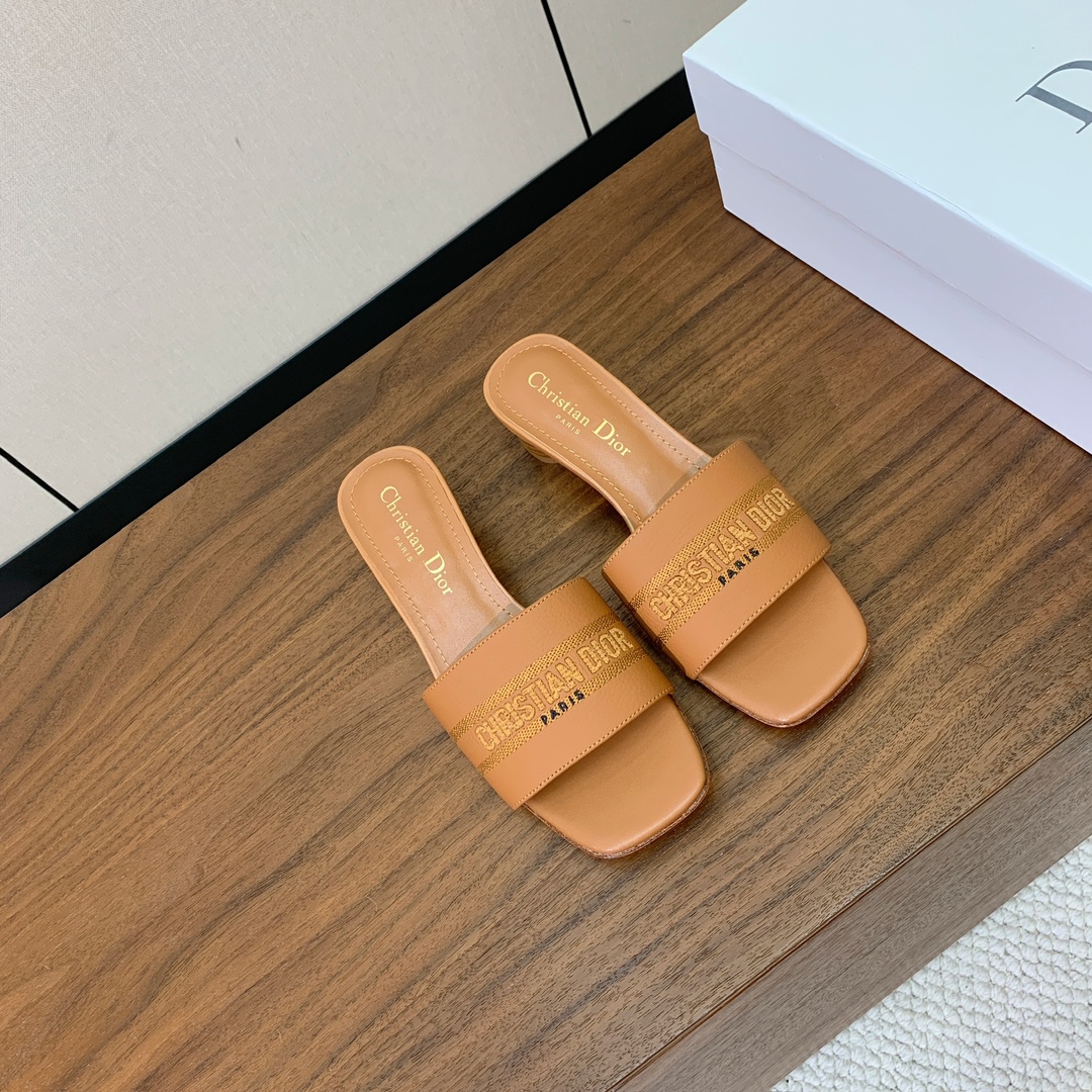 【 D*or】刺绣拖鞋系列。小清新风带点贵气的感觉。无论各种配件材质，都是独家一比一定制。材质：鞋面牛皮