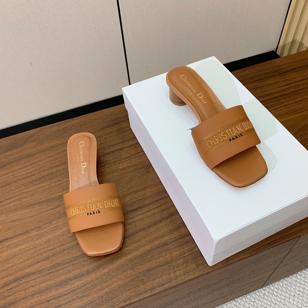 【 D*or】刺绣拖鞋系列。小清新风带点贵气的感觉。无论各种配件材质，都是独家一比一定制。材质：鞋面牛皮