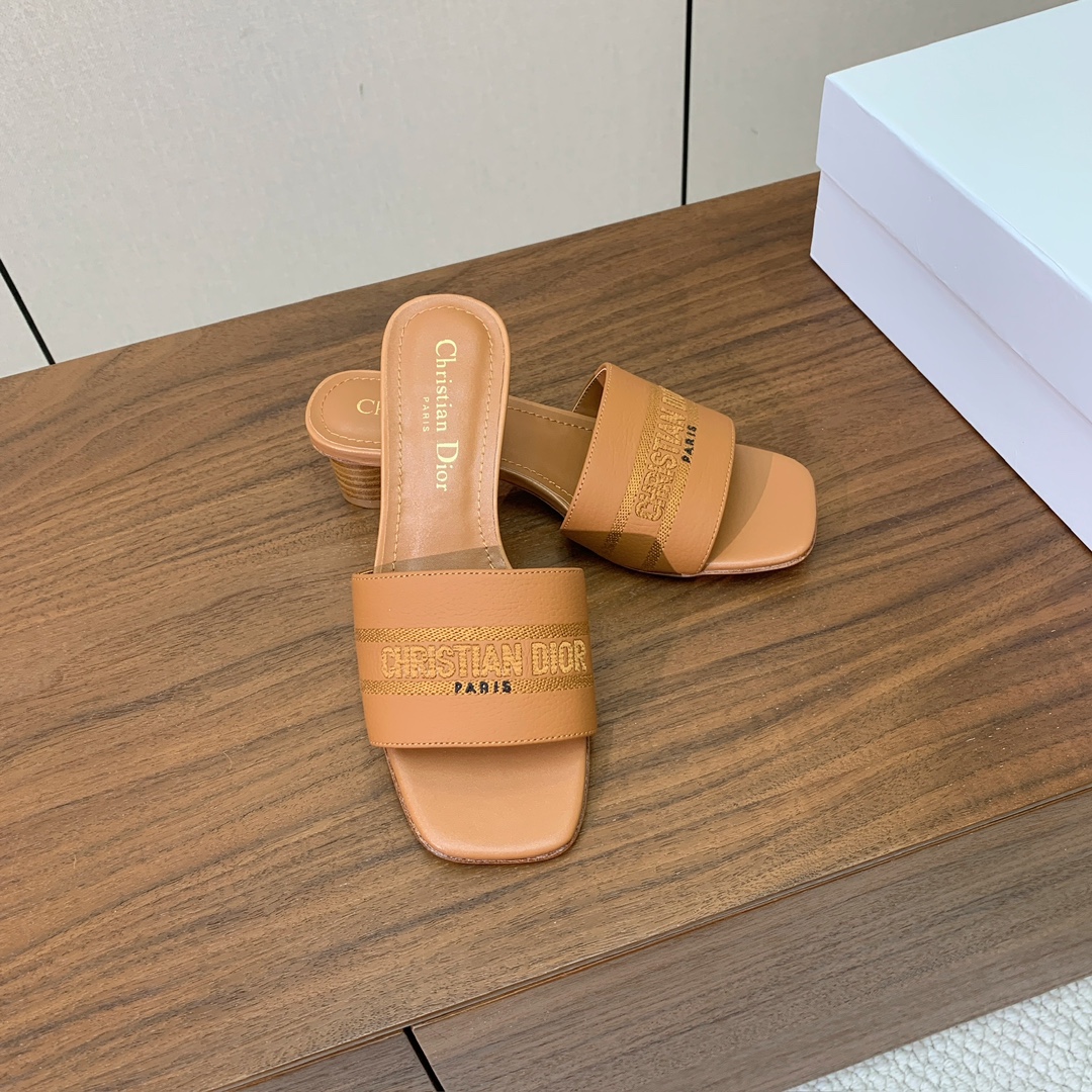 【 D*or】刺绣拖鞋系列。小清新风带点贵气的感觉。无论各种配件材质，都是独家一比一定制。材质：鞋面牛皮